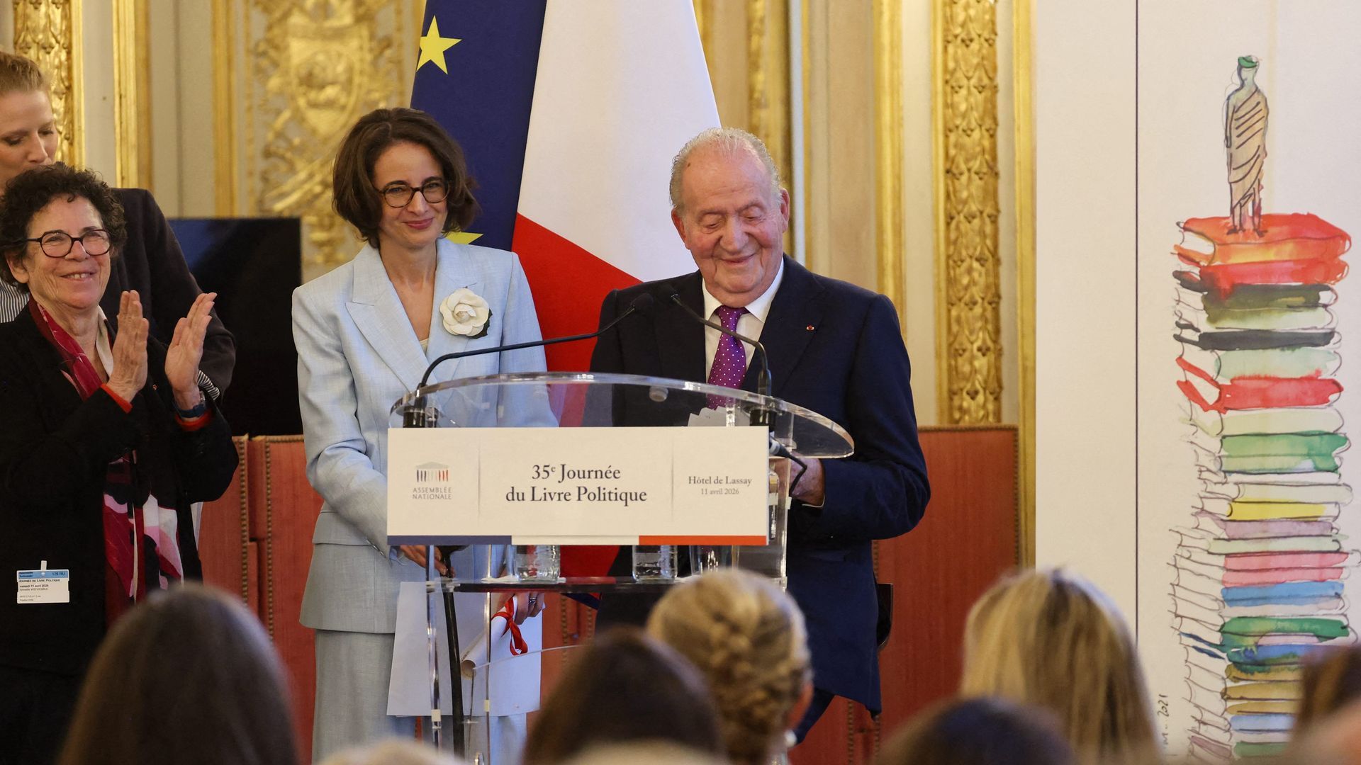 El rey Juan Carlos I, junto a su biógrafa, Laurence Debray, que ha debido de ayudarle en su discurso en la Asamblea Nacional francesa
