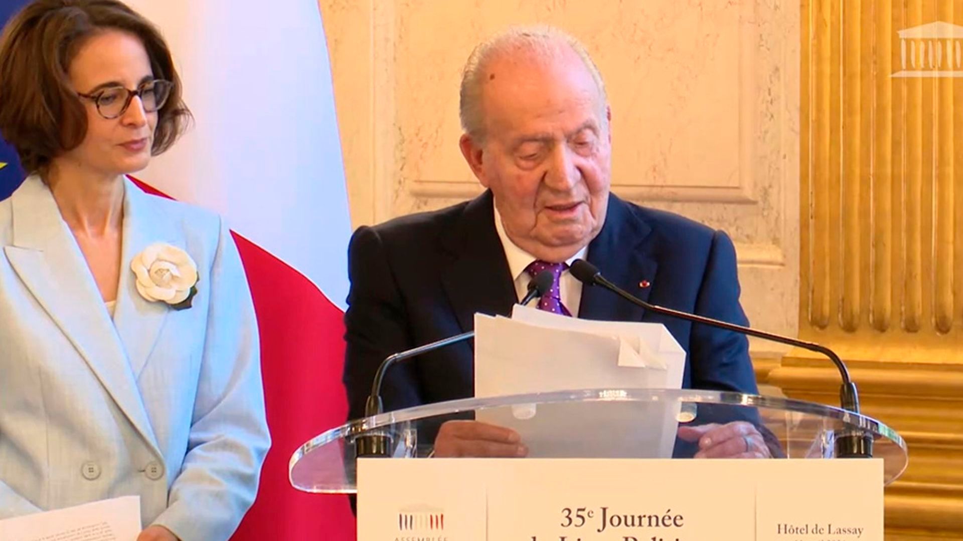 El rey Juan Carlos I y su biógrafa, Laurence Debray, durante su discurso en la Asamblea Nacional Francesa, en París