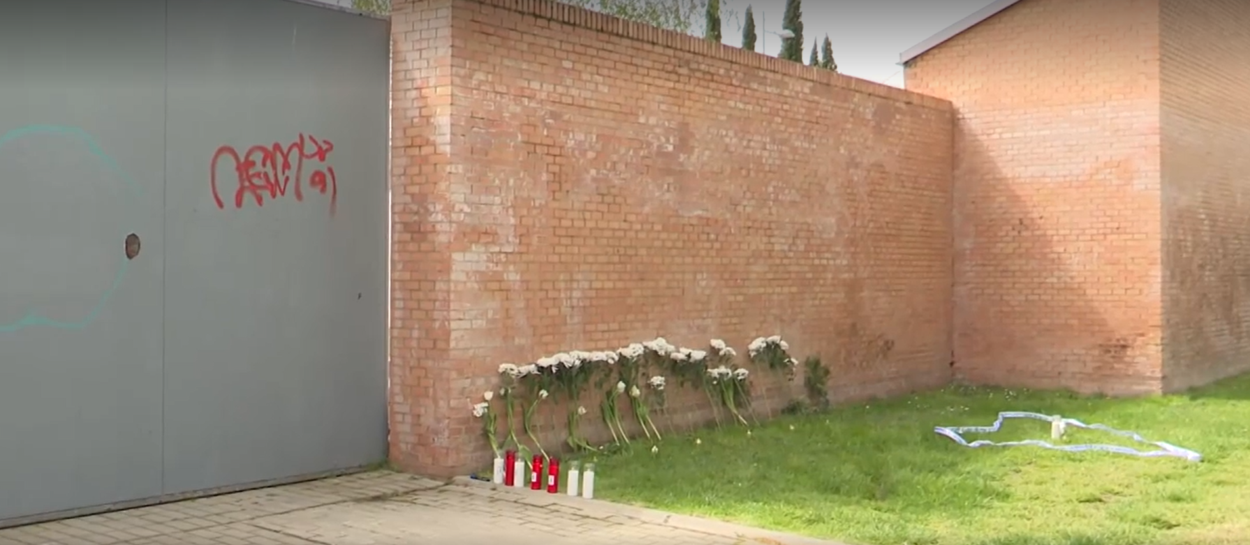 Exterior del centro cultural, donde se han puesto velas y flores por David