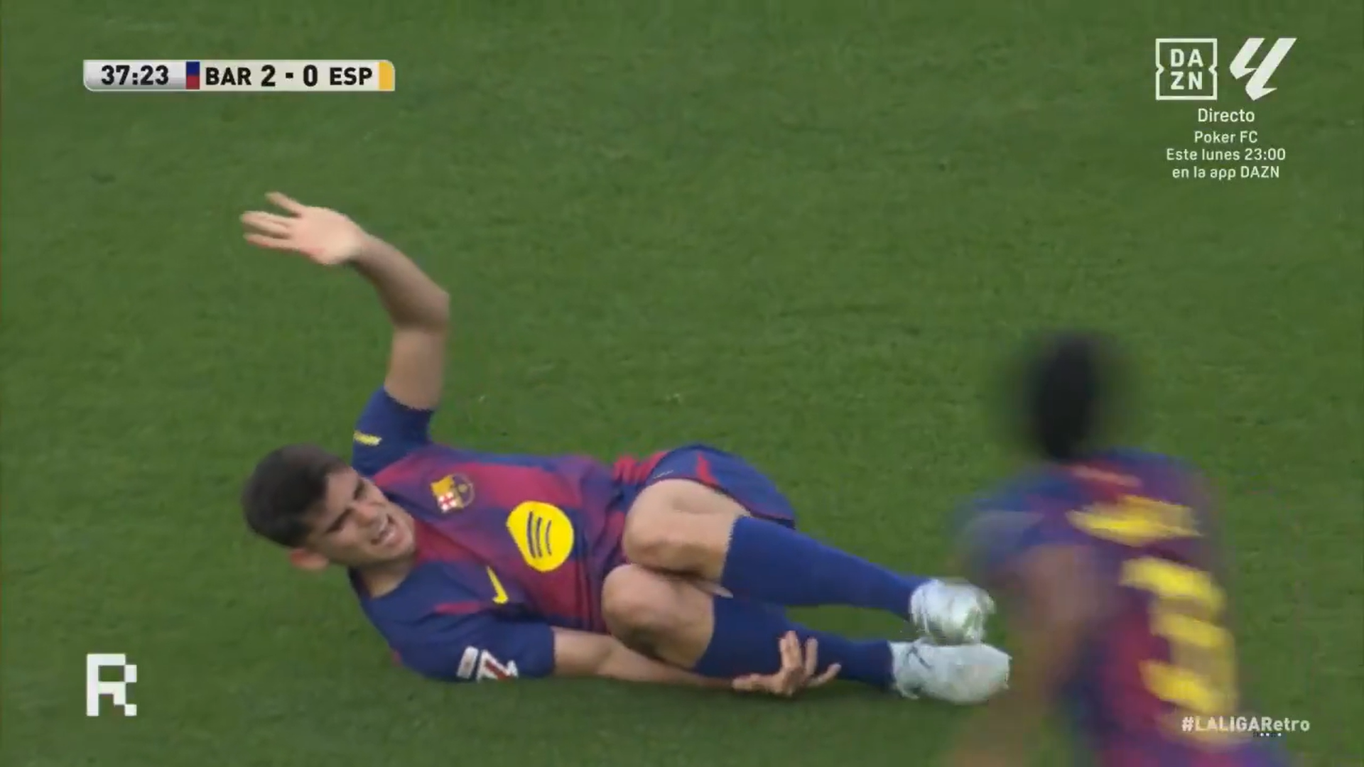 Gerard Martín doliéndose en el Camp Nou