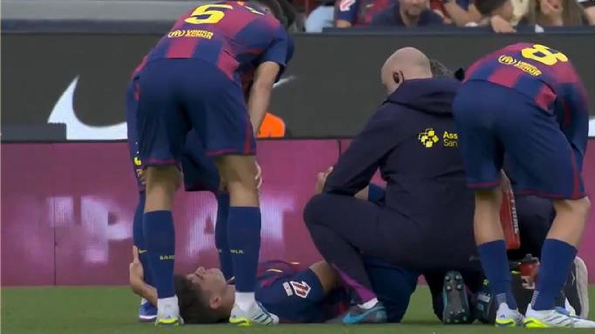 Gerard Martín siendo atendido en el Camp Nou