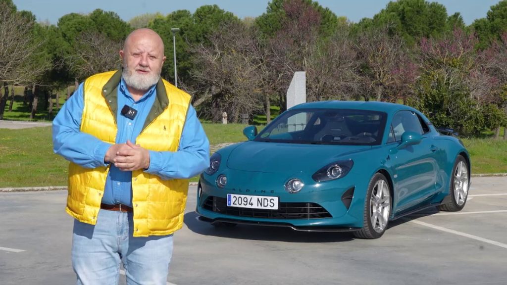 Gonzalo Serrano se pone al volante del Alpine a110 GTS, el superdeportivo más histórico de la marca