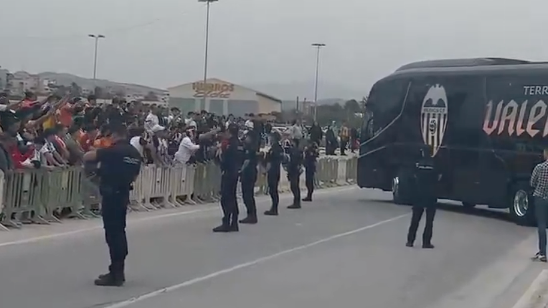 Gritos contra el entrenador y los jugadores