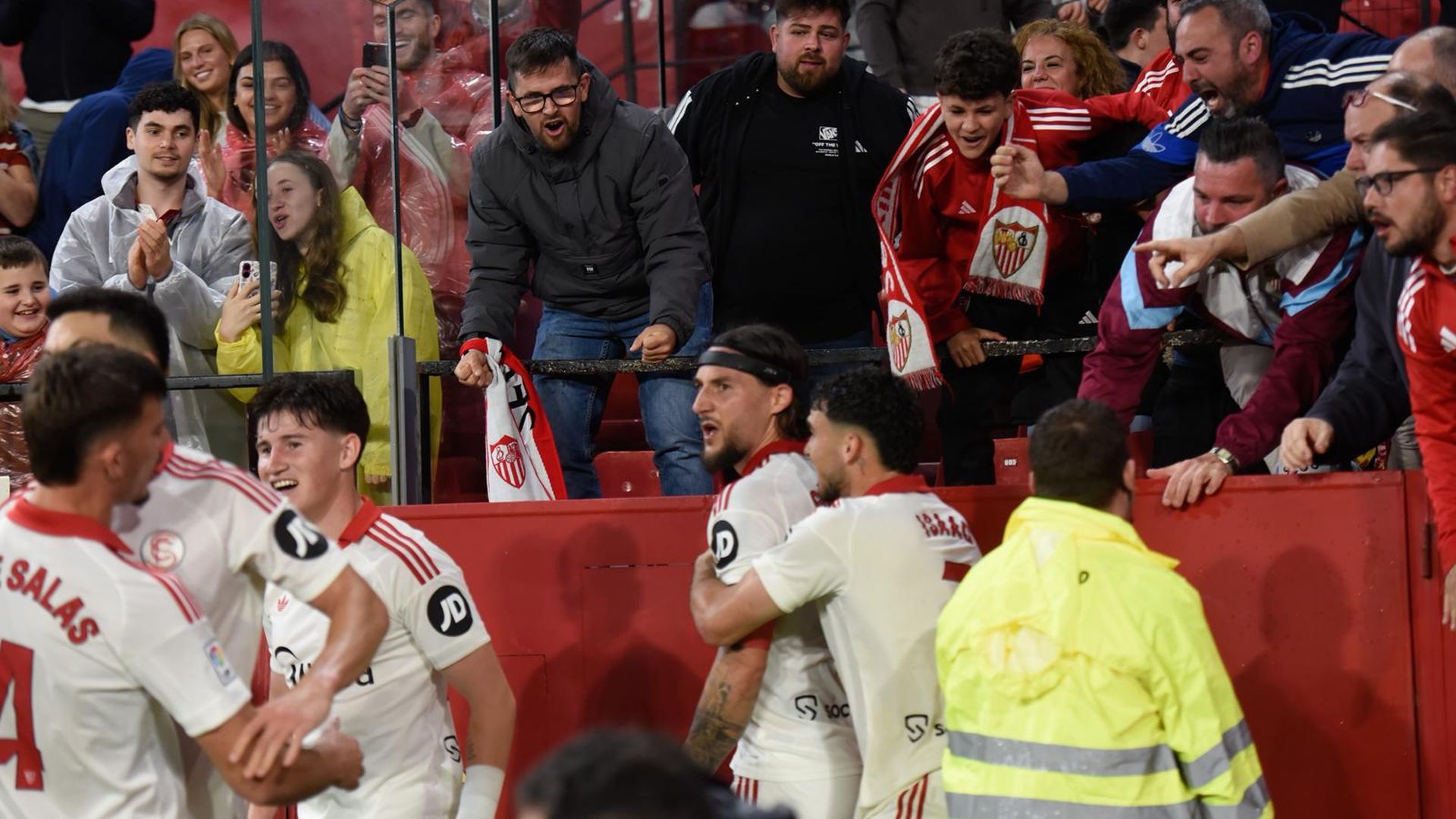 Gudelj celebra su gol en el Sevilla - Atlético de Madrid