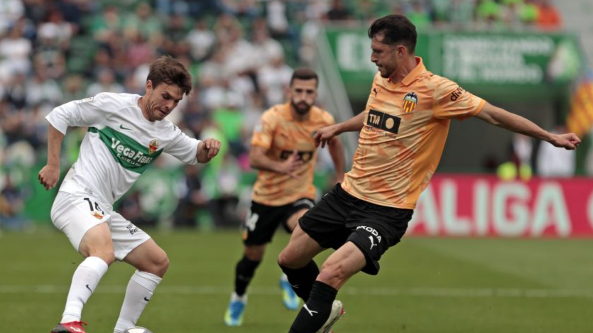 Guido Rodríguez ante el Elche