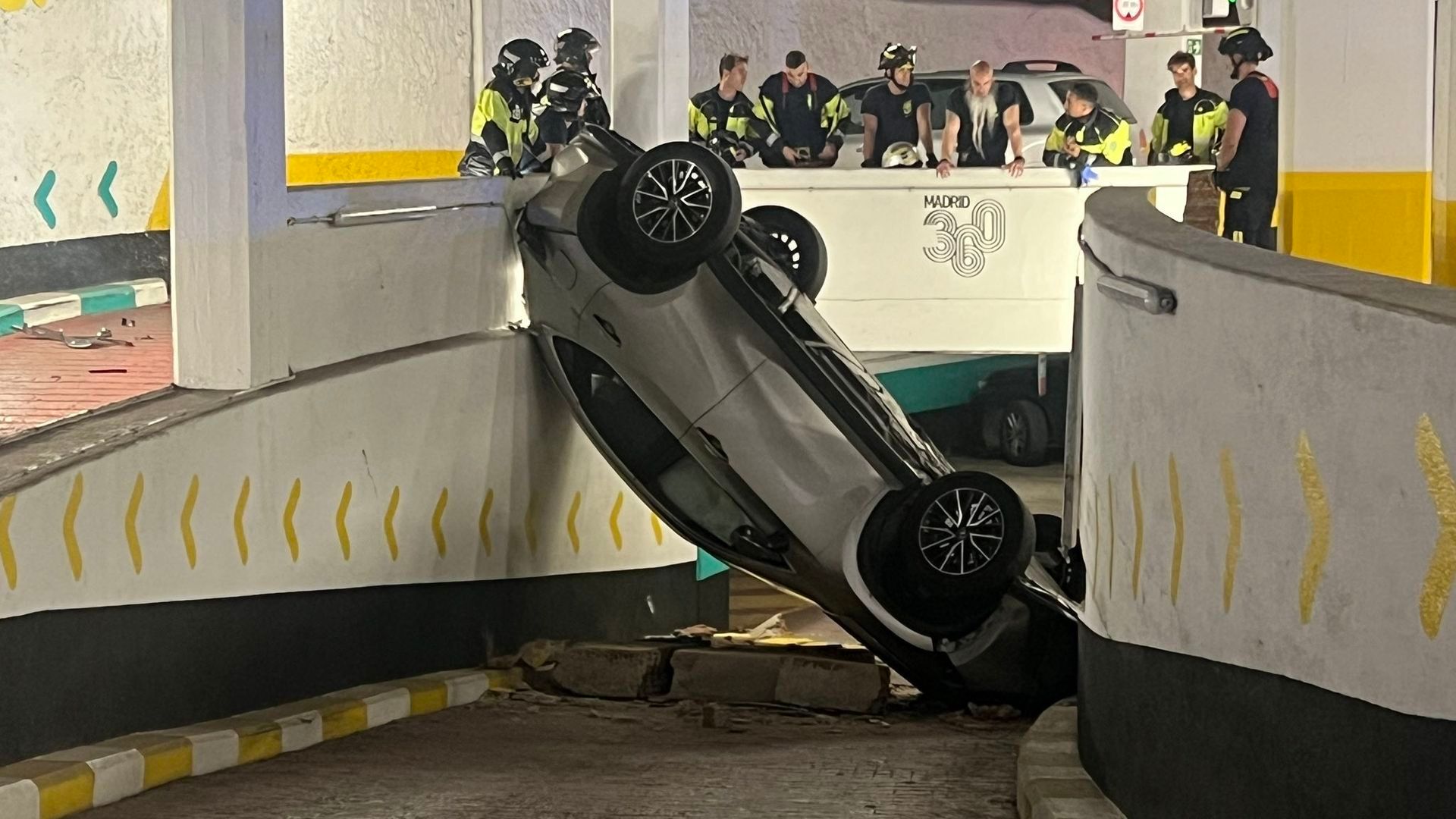 Heridas leves dos personas de 70 años tras caer su coche a una rampa del piso inferior de un parking en Madrid