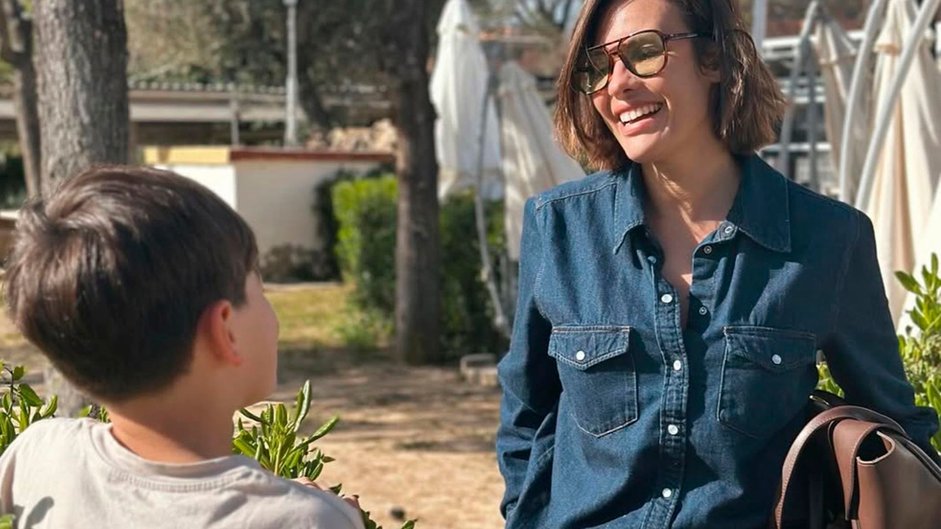 Jessica Bueno y su hijo mediano, Jota