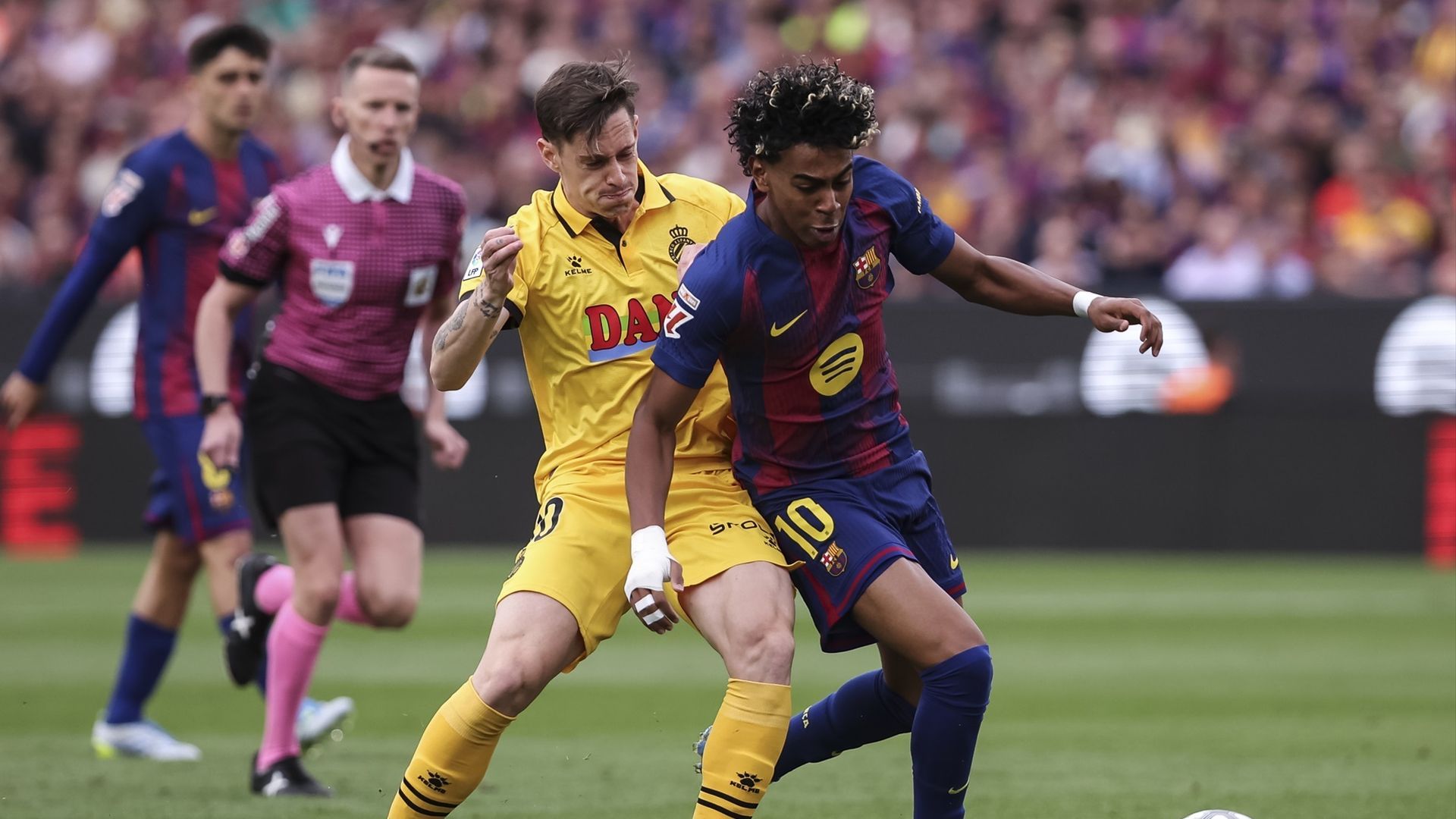 Lamine Yamal controla delante de Pol Lozano