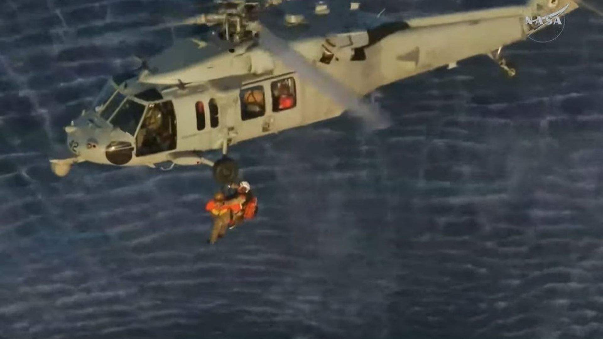 Los tripulantes, trasladados en helicóptero nada más amerizar