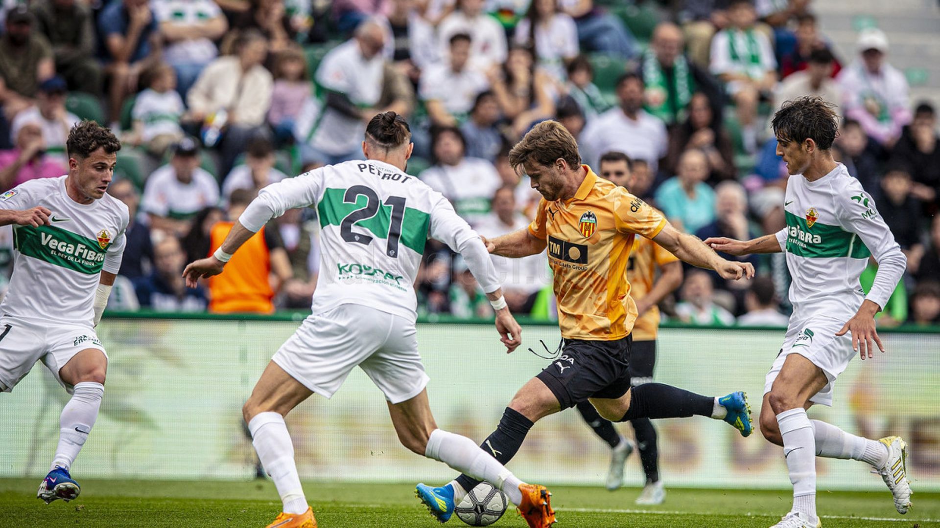 Lucas Beltrán ante el Elche