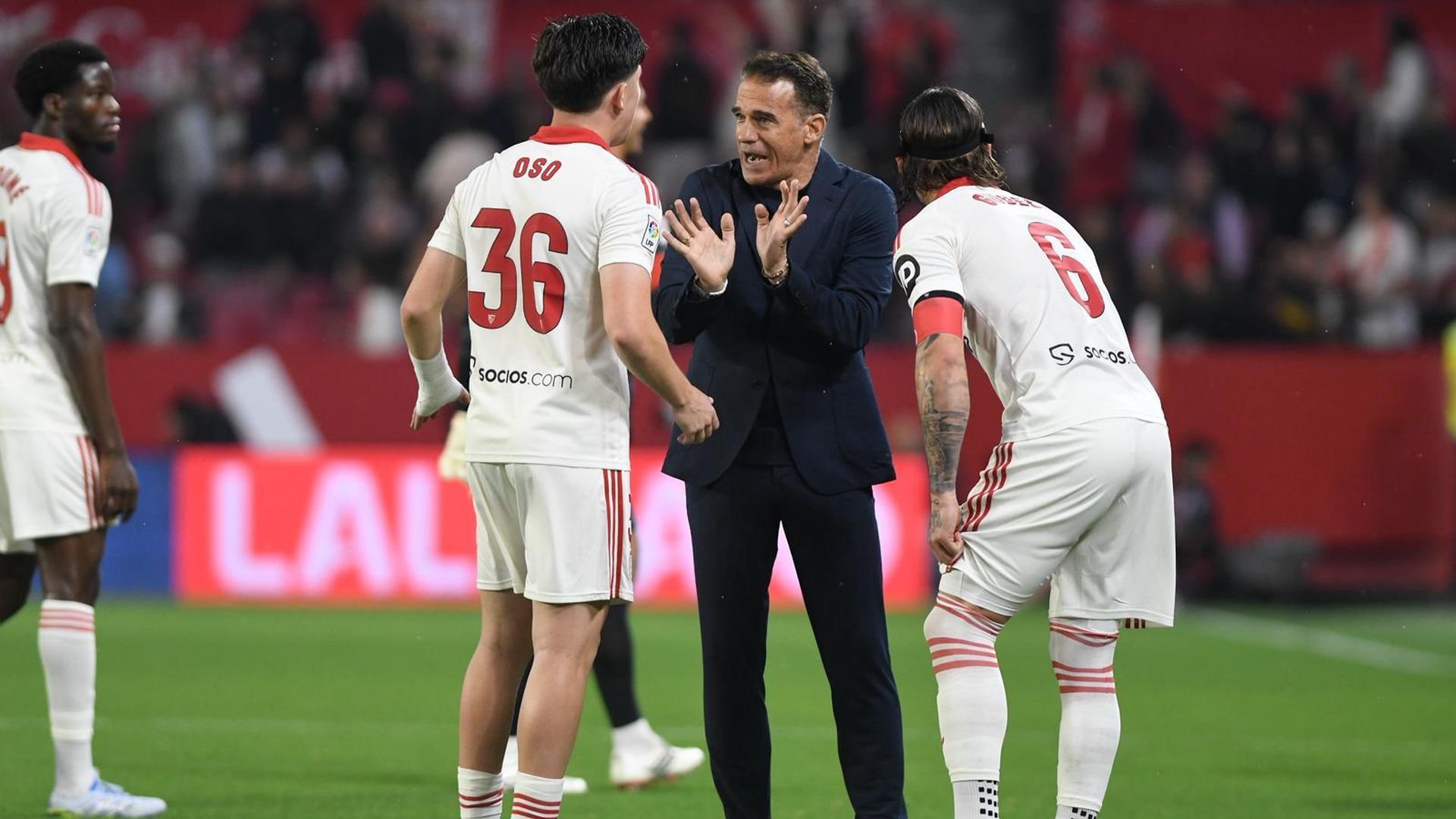 Luis García Plaza habla con Oso en el Sevilla - Atlético de Madrid