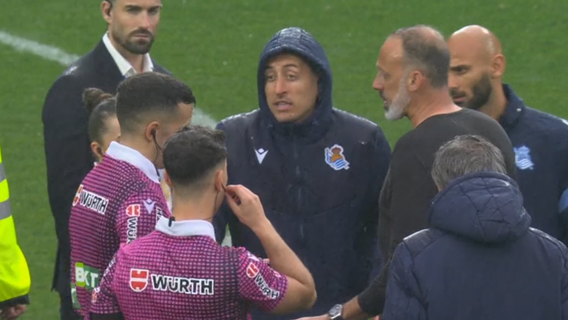 Mikel Oyarzabal y Matarazzo protestando al árbitro