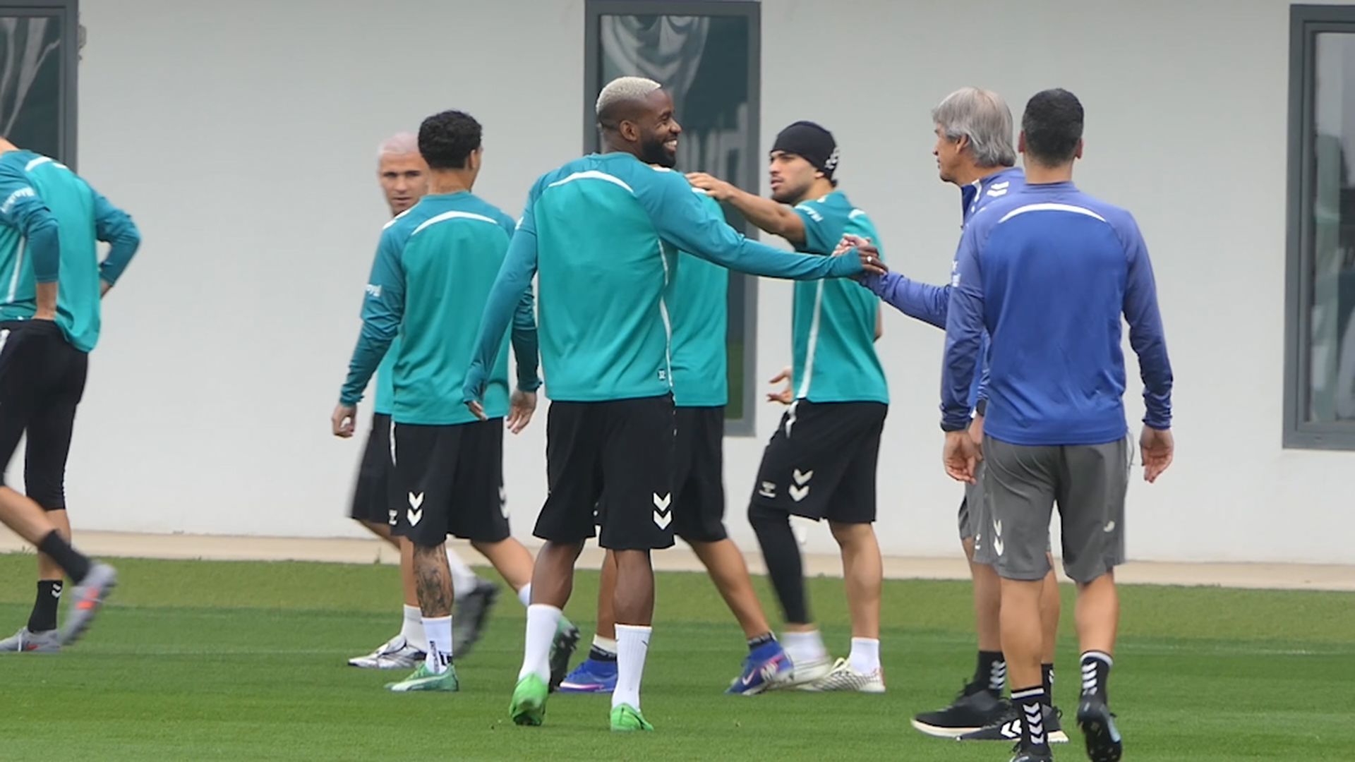 Pellegrini perdona a Bakambú y le recibe entre risas y con un pasillo de collejas