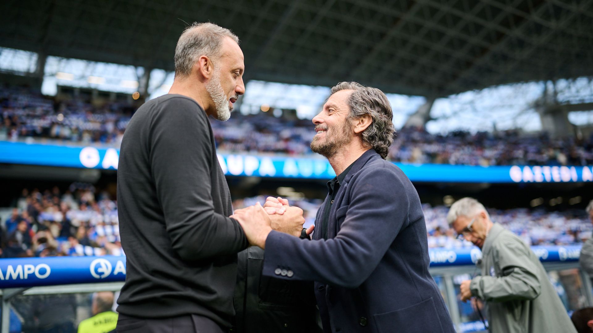 Pellegrino Matarazzo saluda a Quique Sánchez Flores