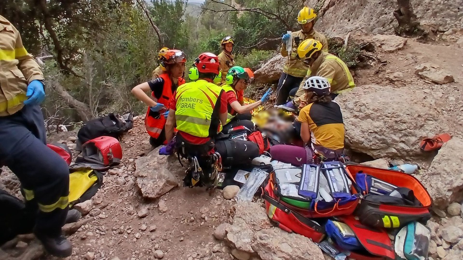 Sanitarios y bomberos atendiendo a los escaladores