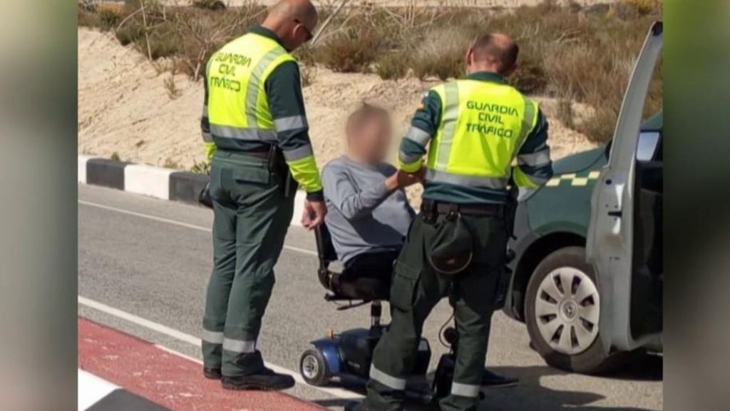 El vídeo del conductor sin piernas que aceleraba con bastones y arrolló a cuatro ciclistas