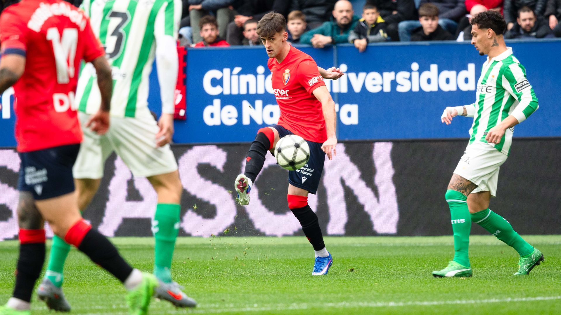 Aimar Oroz busca un pase en el Osasuna-Betis