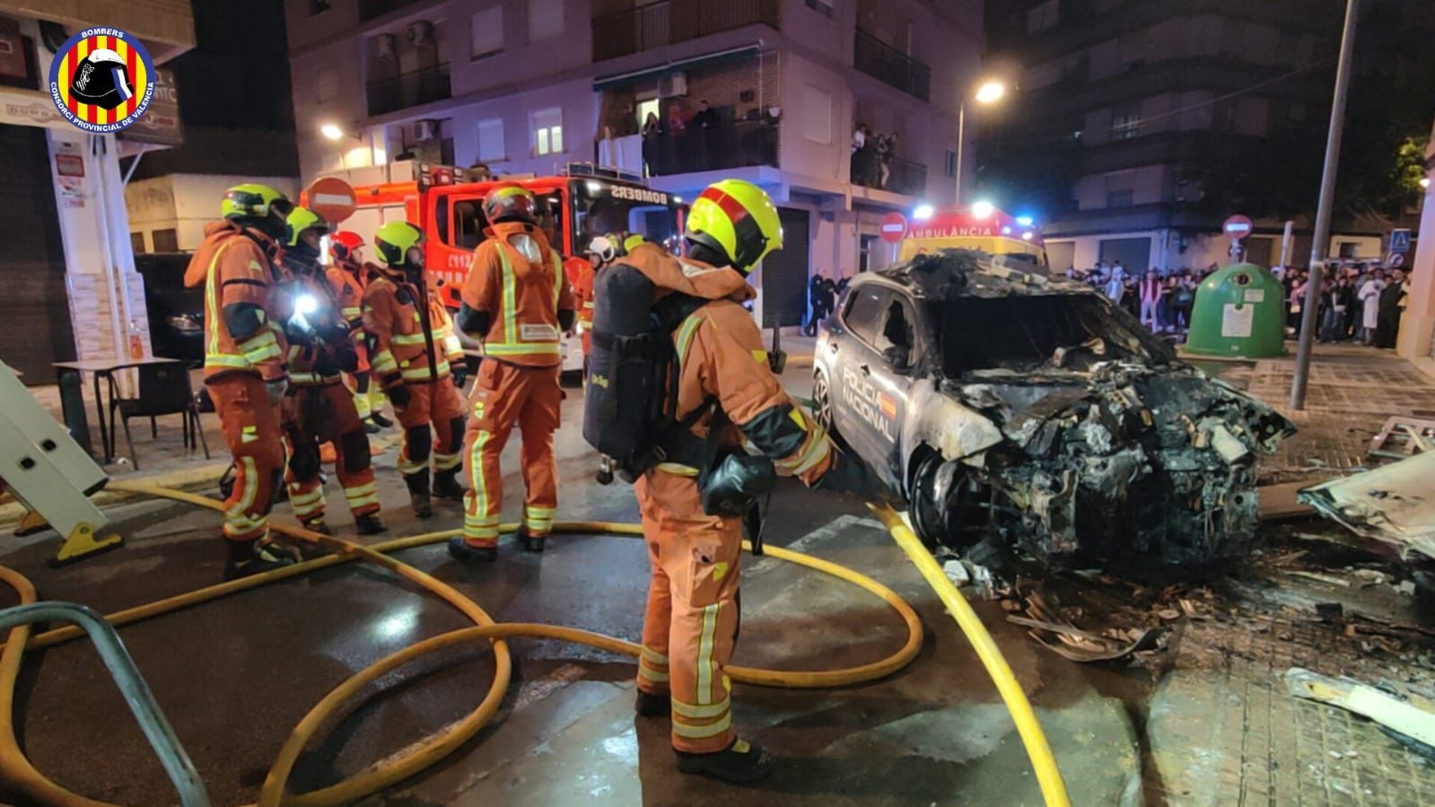 Así quedó de destrozado el coche patrulla, tras ser extraído del garaje