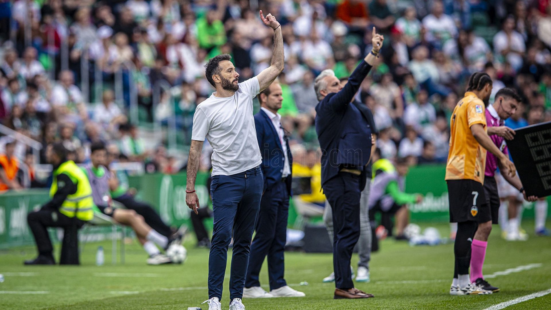 Carlos Corberán hace un cambio en Elche