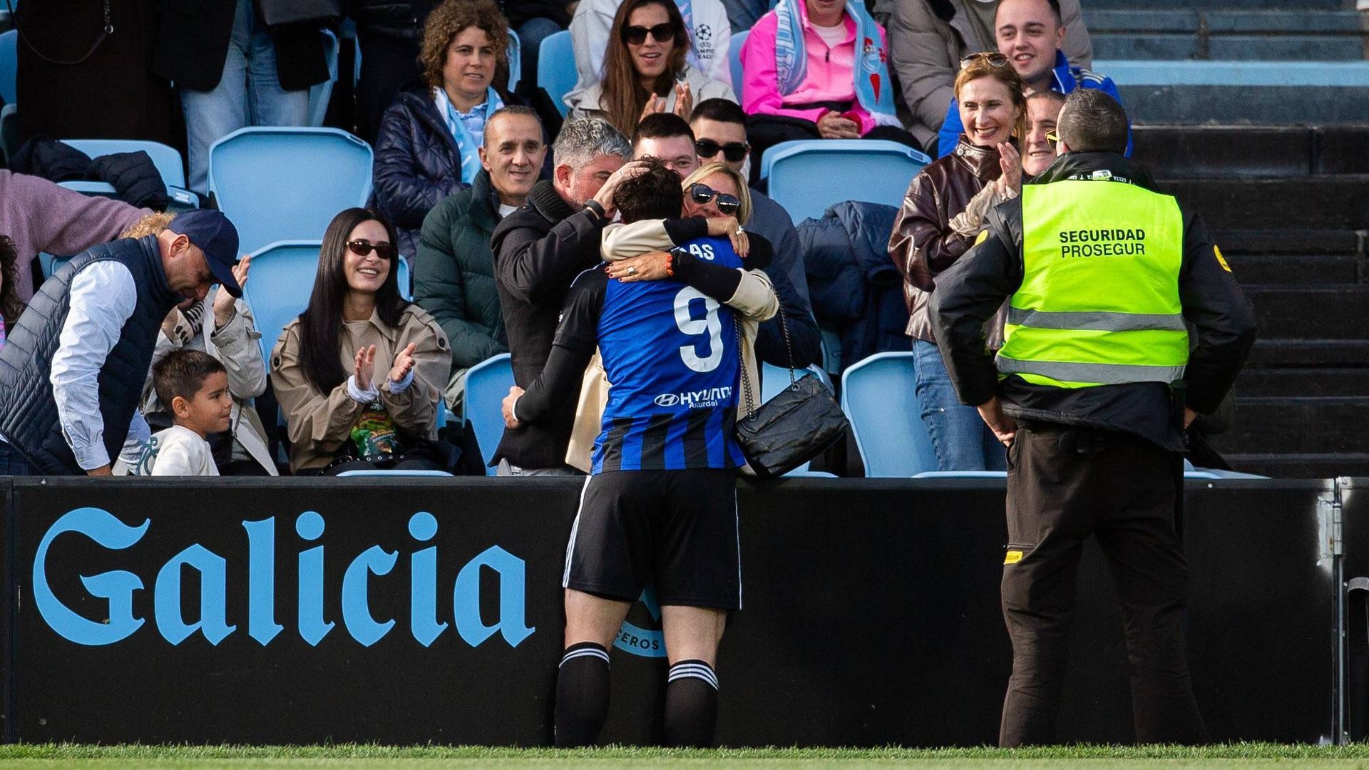 El abrazo de Fede Viñas con su representante y la esposa de este
