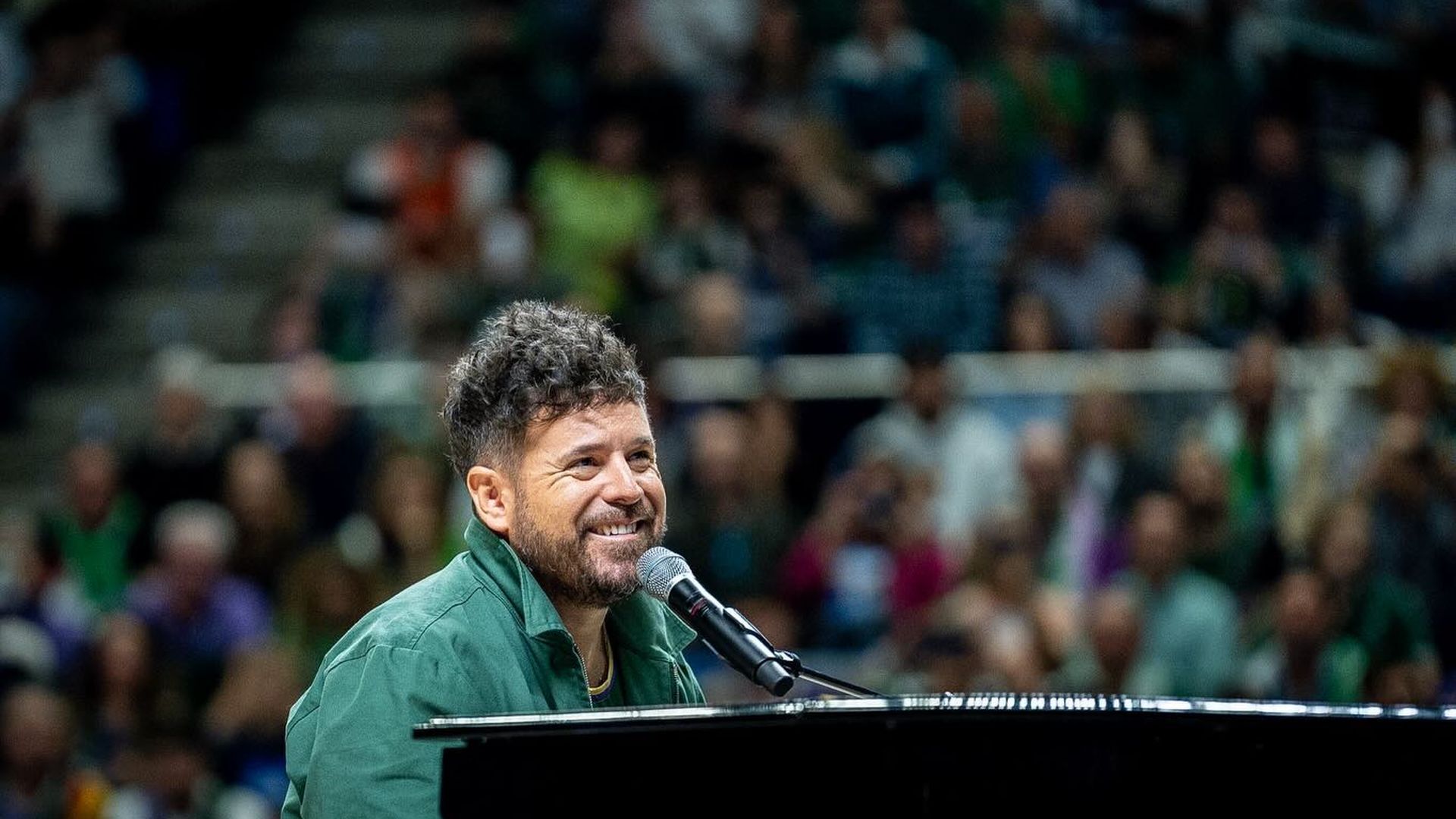 El cantante y compositor Pablo López tocando el piano en el Palacio de los Deportes Martín Carpena de Málaga