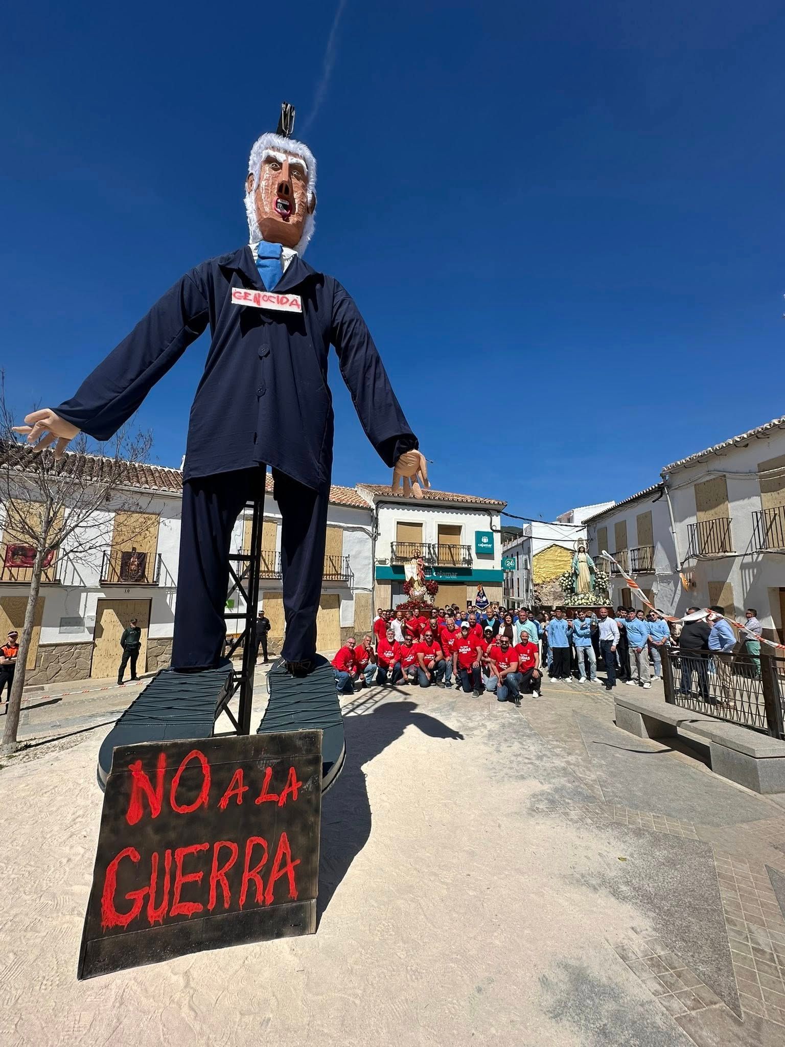 En el muñeco se pudo leer el mensaje de 'No a la guerra'