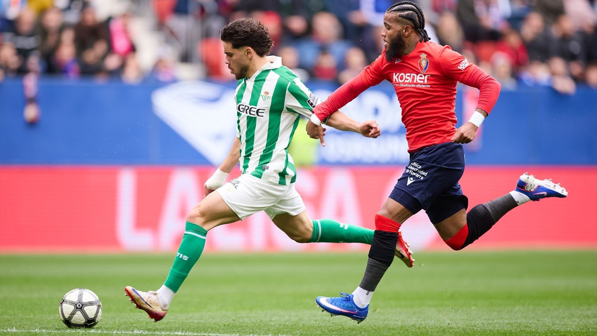 Ez Abde chuta para marcar su gol a Osasuna
