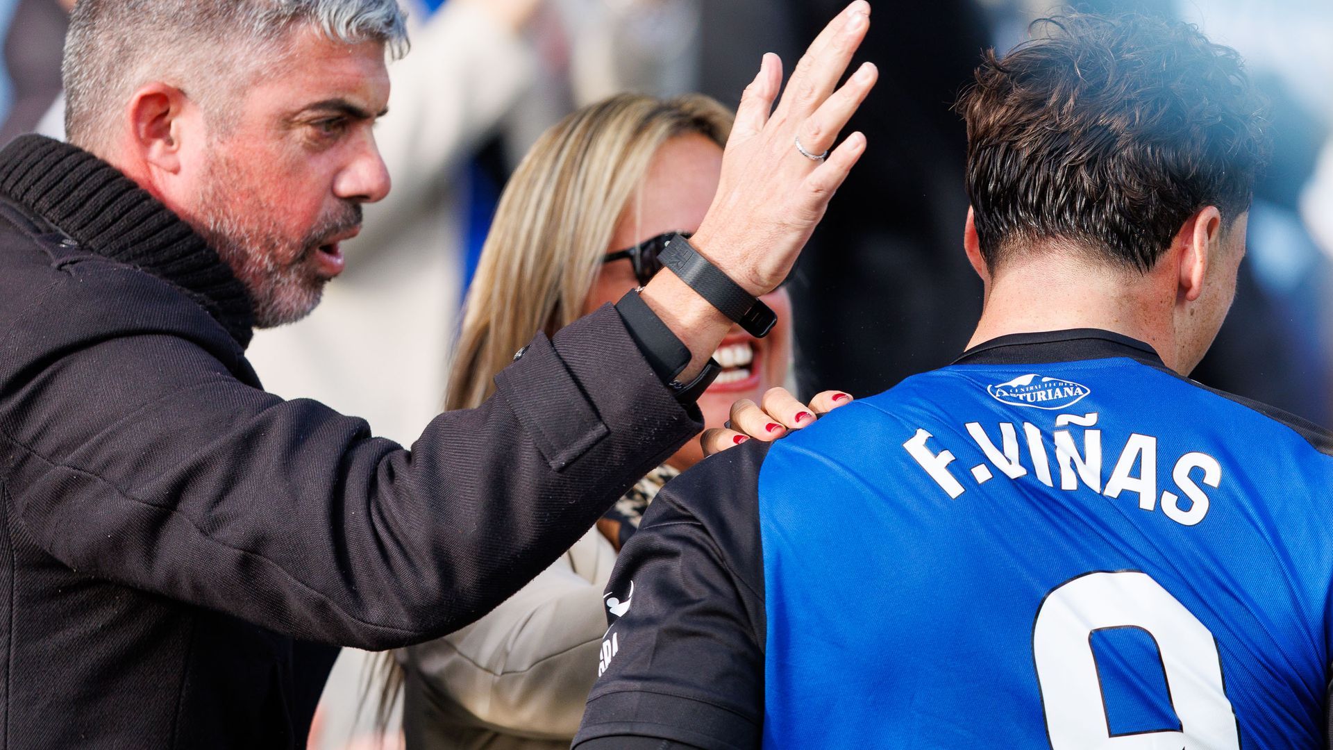 Fede Viñas se abraza a su representante y su esposa en el Celta-Oviedo