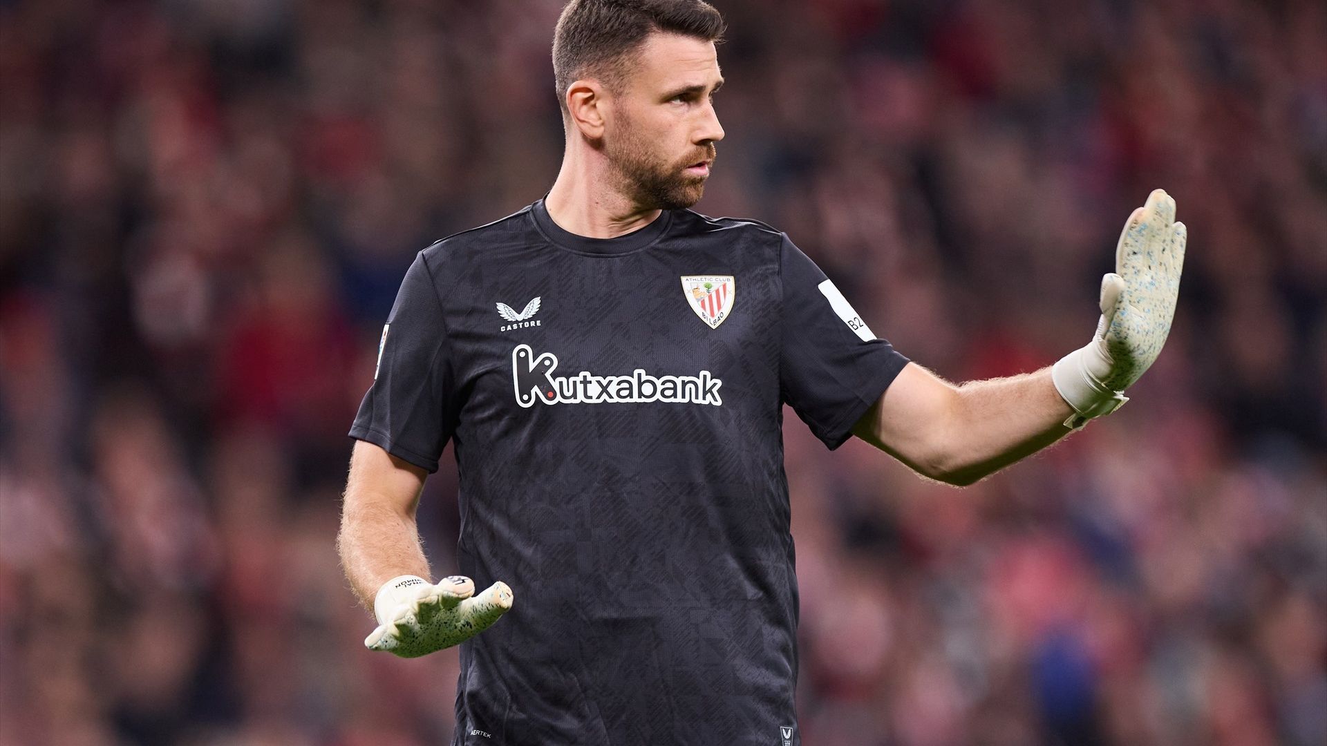 Gesto de Unai Simón ante el Villarreal en San Mamés