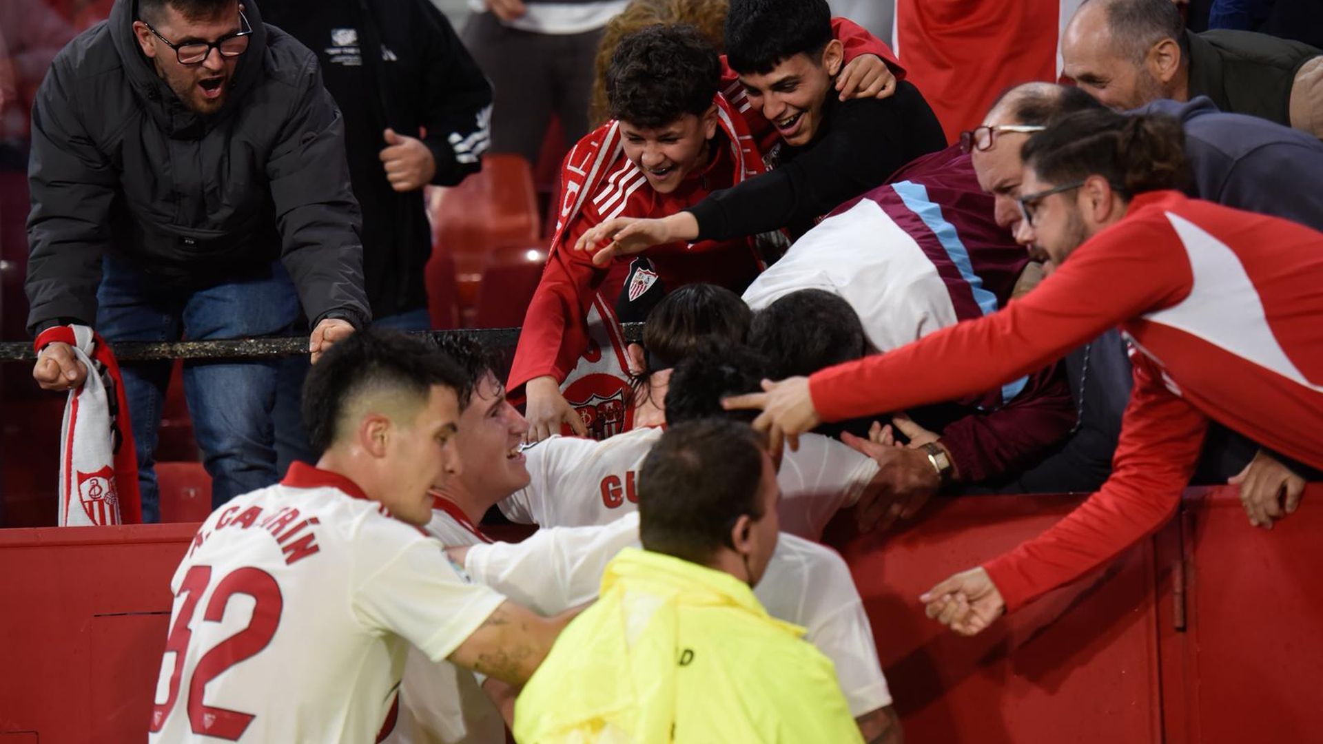 Gudelj celebra su gol en el Sevilla - Atlético de Madrid