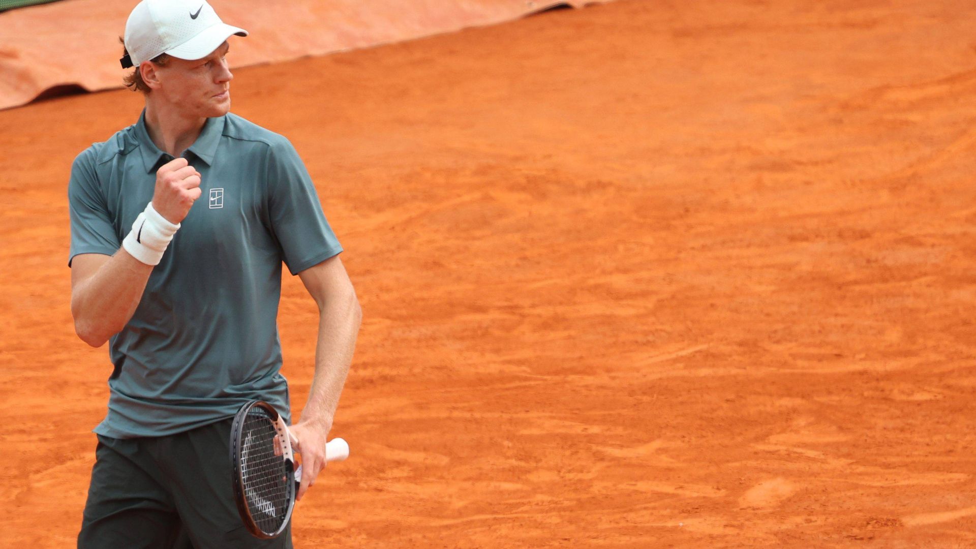 Jannik Sinner celebra un punto ante Carlos Alcaraz