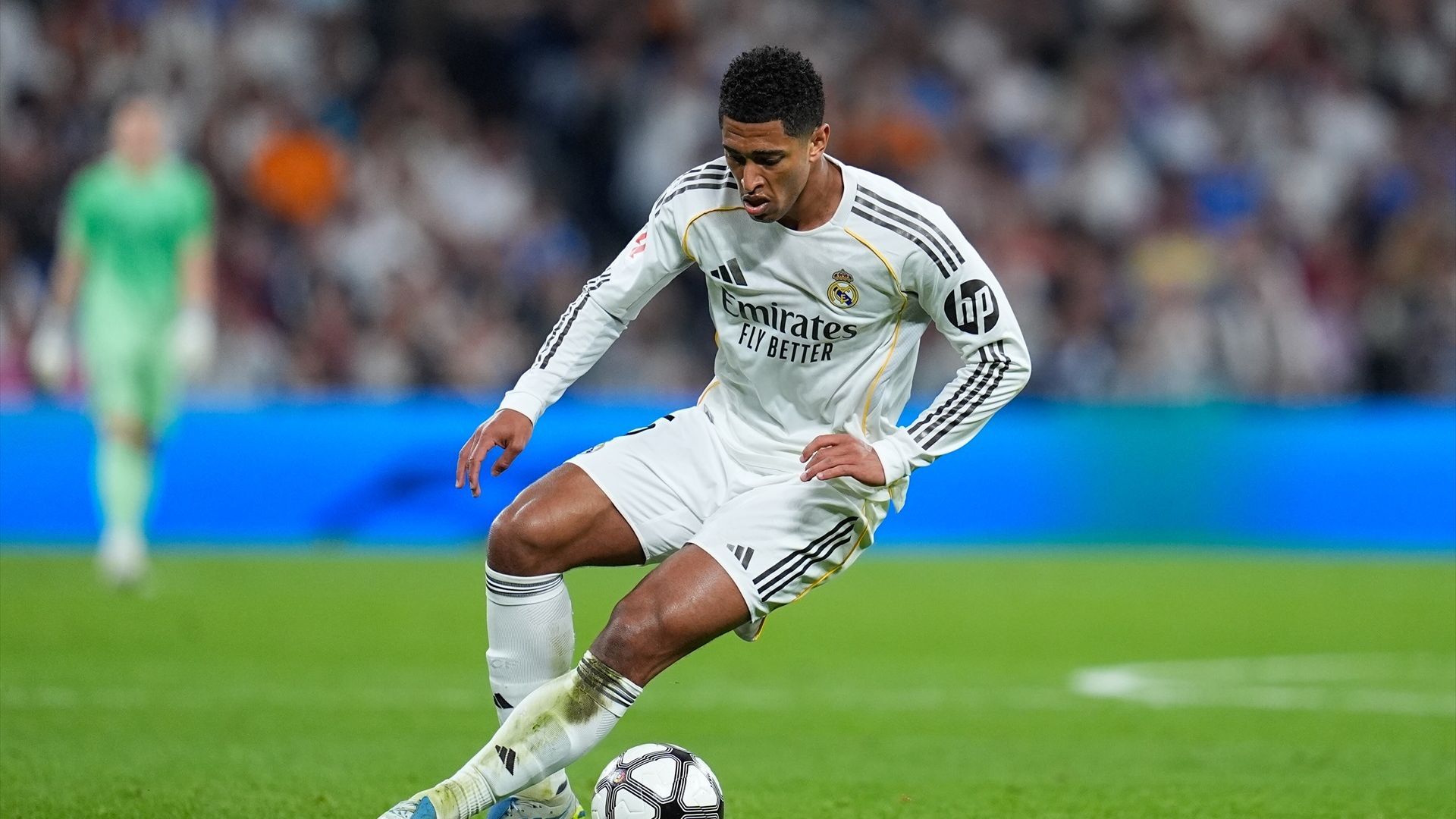 Jude Bellingham controla el balón en el Real Madrid-Girona