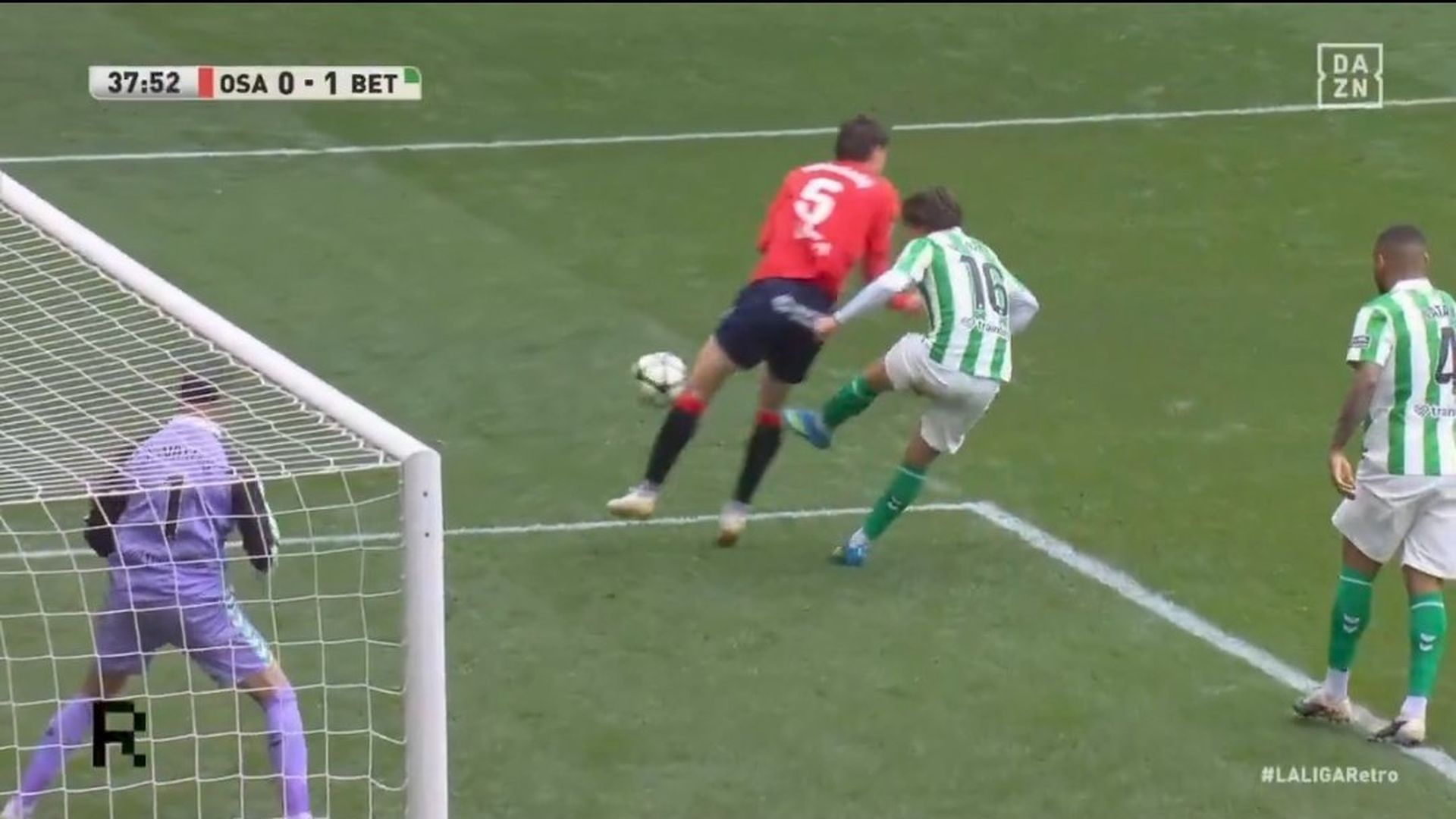 La acción del penalti de Valentín Gómez sobre Herrando La acción del penalti de Valentín Gómez sobre Herrando