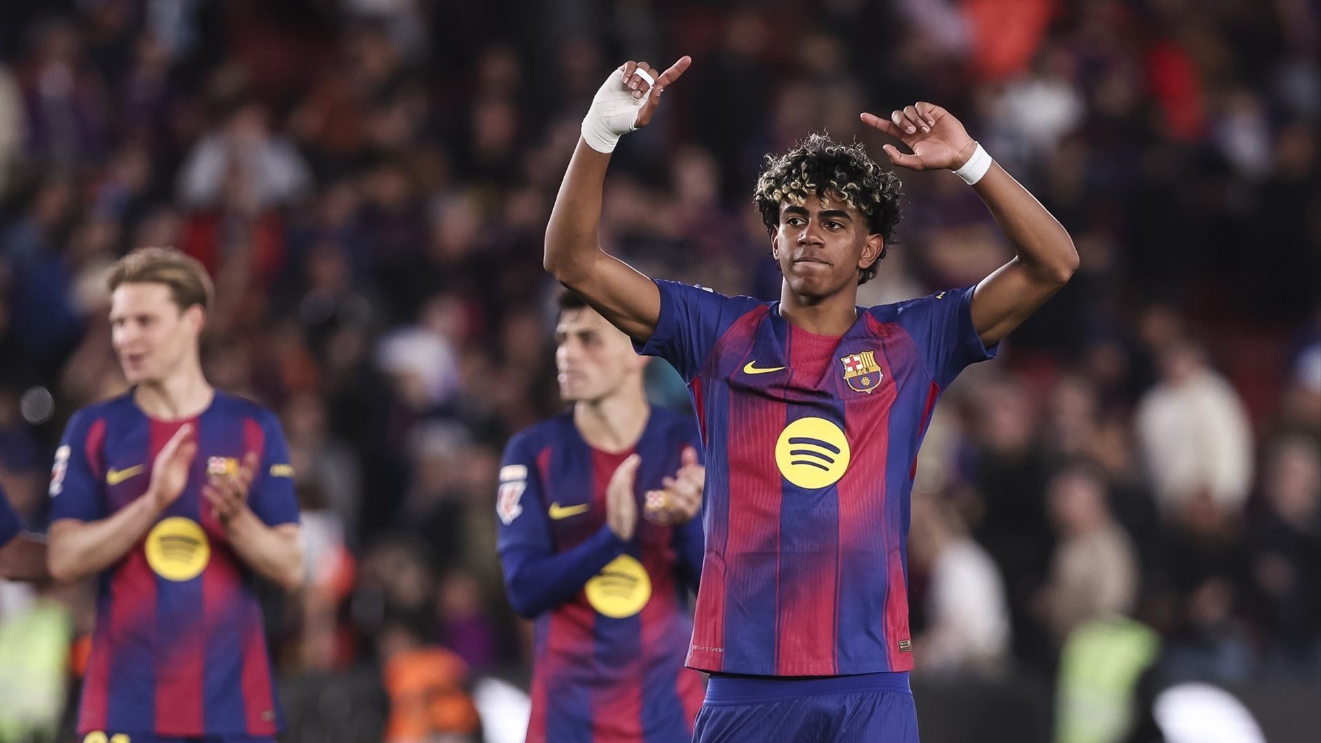 Lamine Yamal celebra el triunfo del Barça ante el Espanyol Lamine Yamal celebra el triunfo del Barça ante el Espanyol