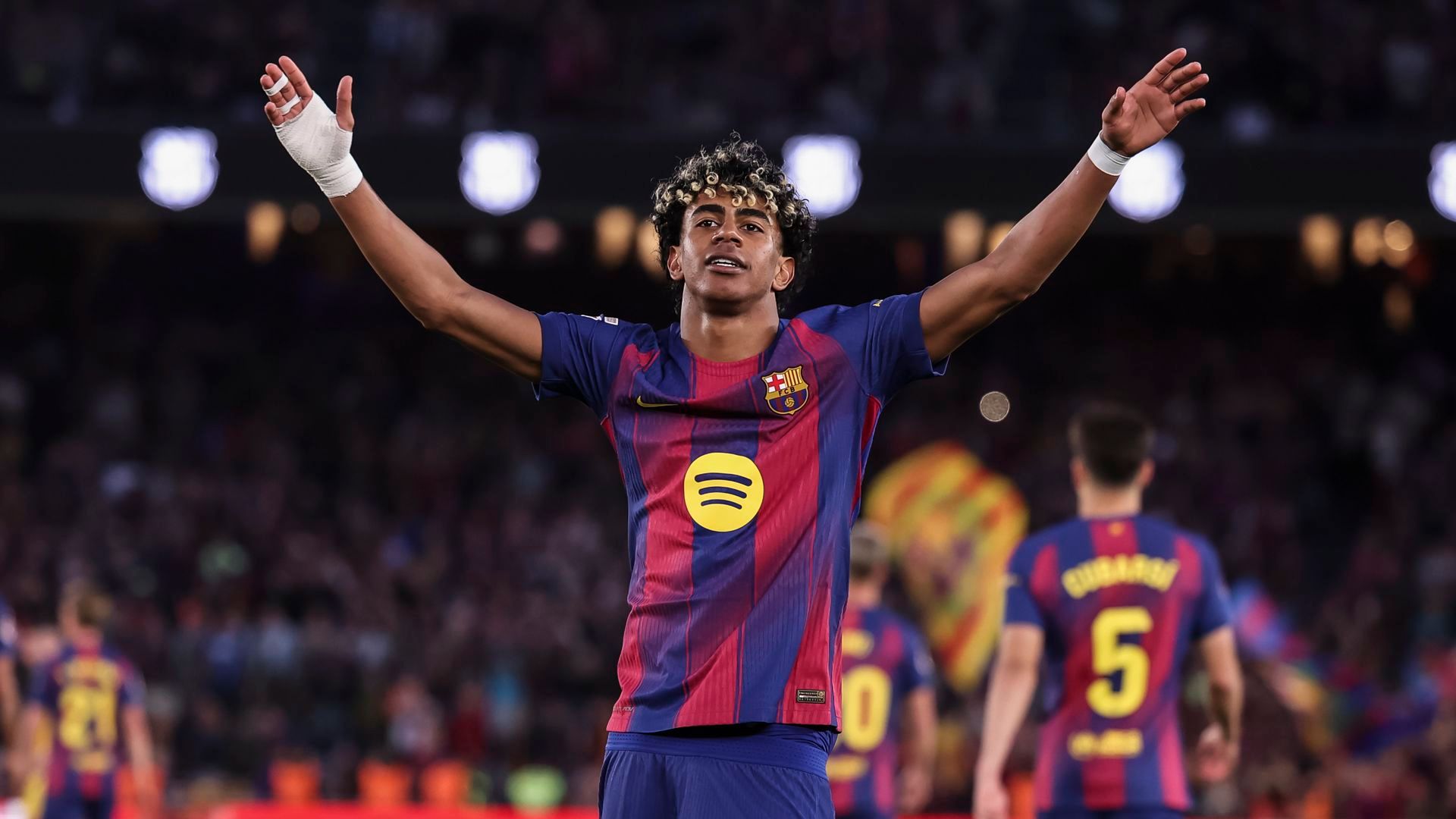 Lamine Yamal celebrando un gol con el Barcelona