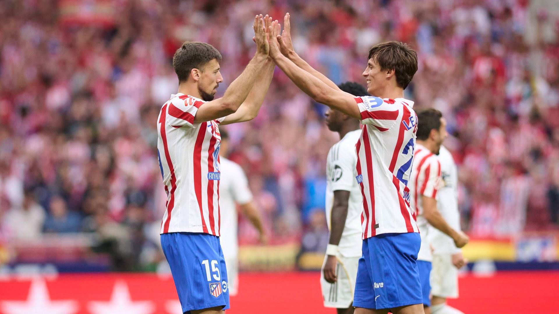 Lenglet y Le Normand durante un partido del Atlético de Madrid Lenglet y Le Normand durante un partido del Atlético de Madrid