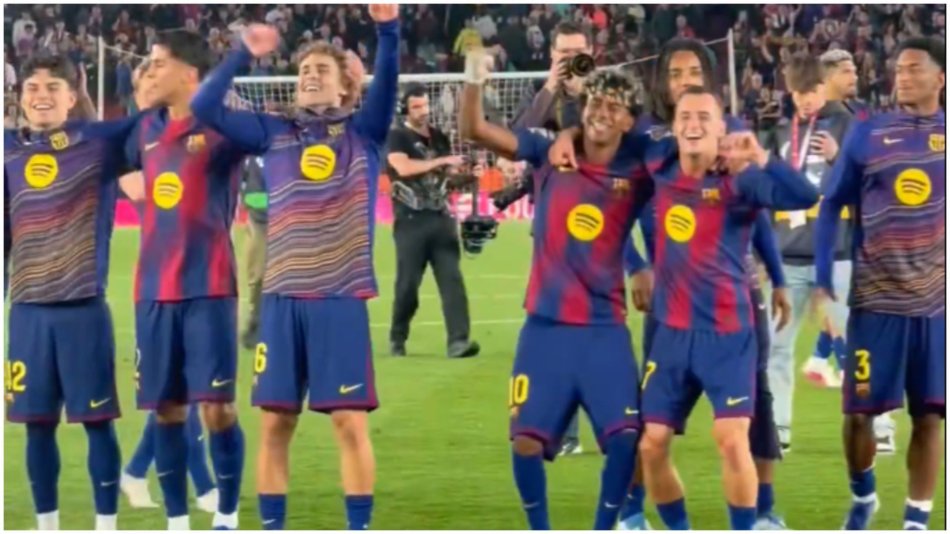 Los jugadores cantando con la afición del Camp Nou Los jugadores cantando con la afición del Camp Nou