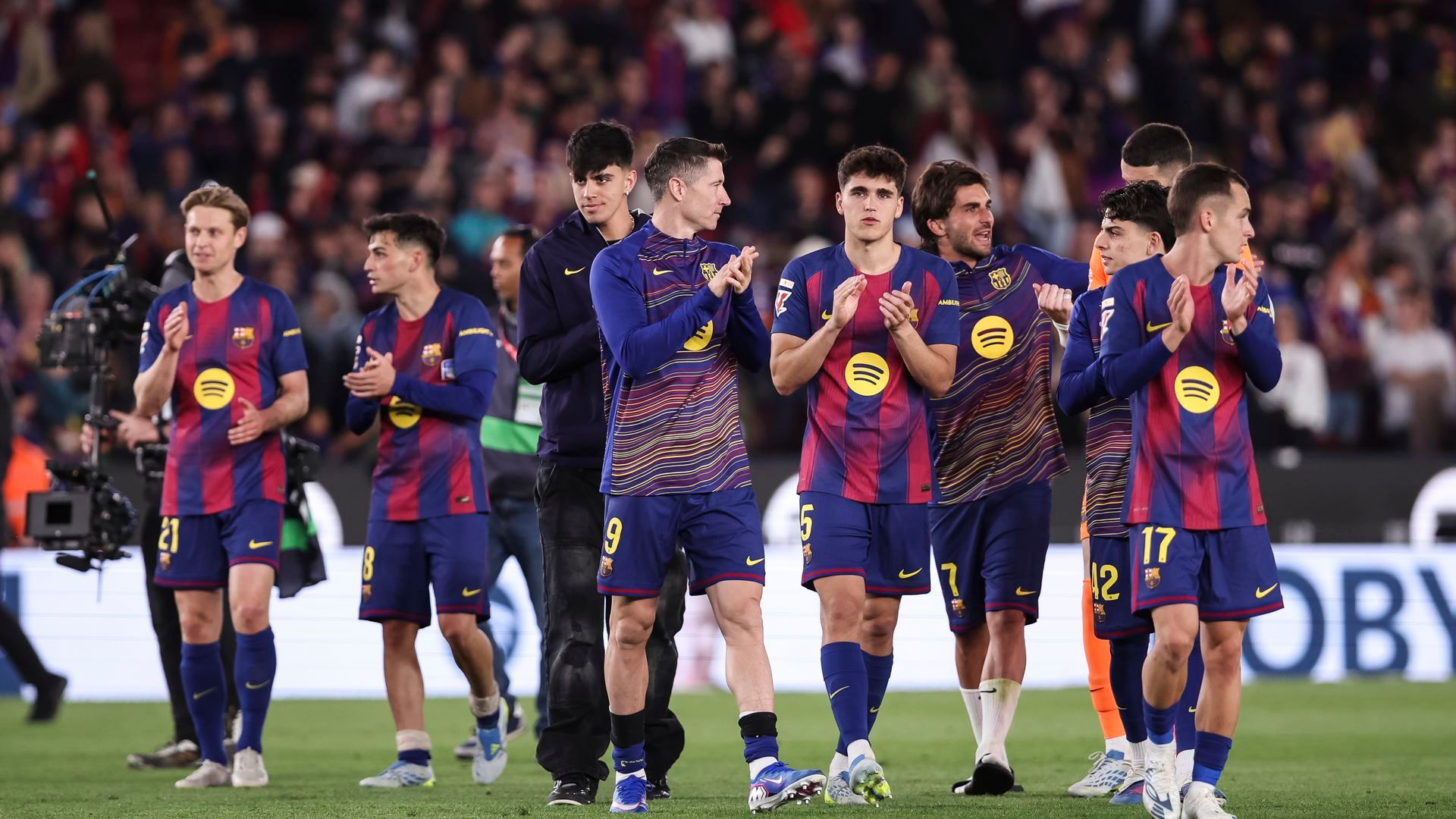 Los jugadores del Barcelona tras la victoria contra el Espanyol