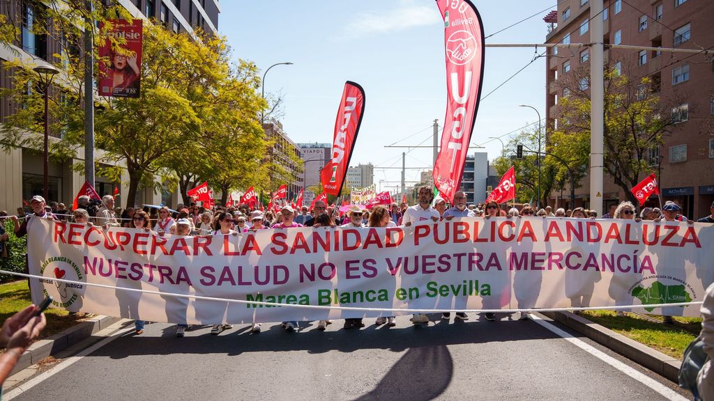 Protestas en Andalucía de Mareas Blancas contra el "negocio de la sanidad": "Hay que recuperar la calidad en la pública"