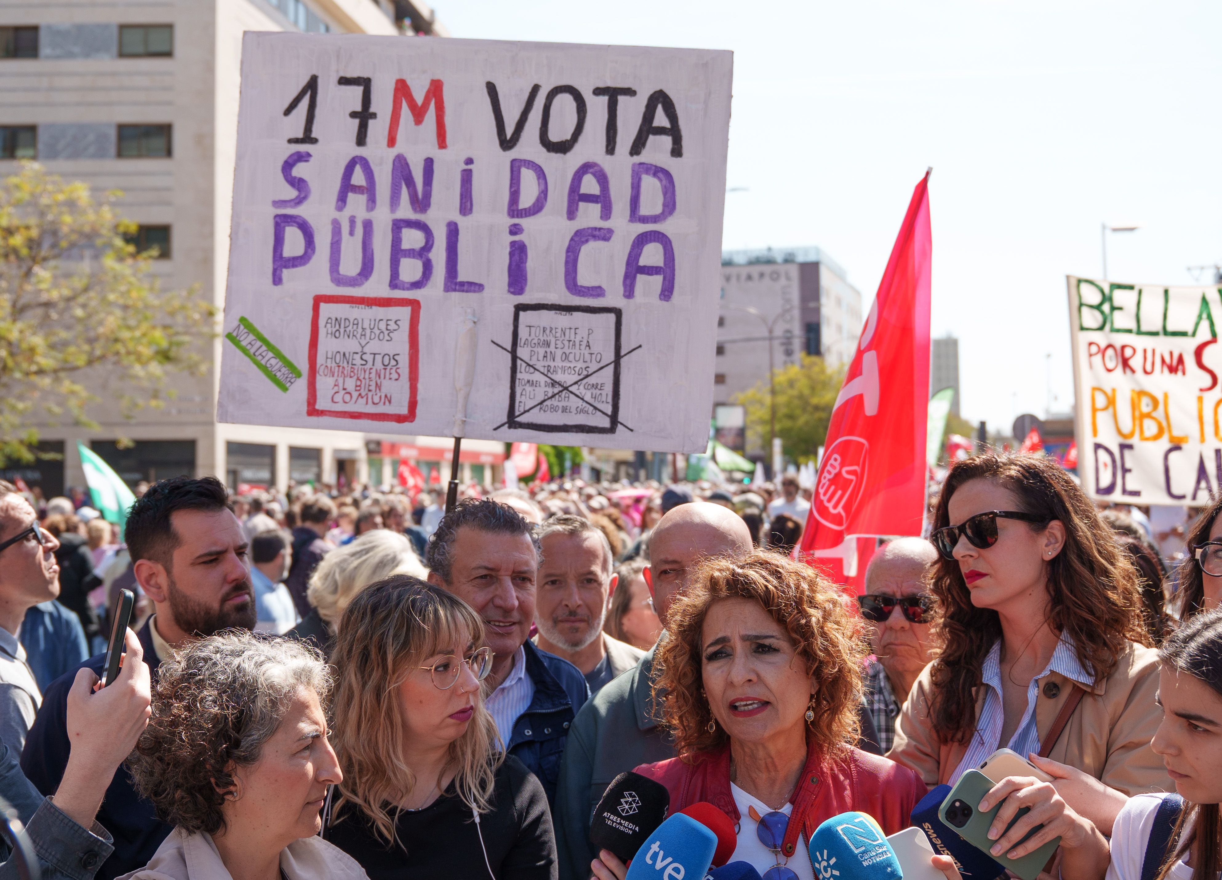 María Jesús Montero en la manifestación en Sevilla de Mareas Blancas