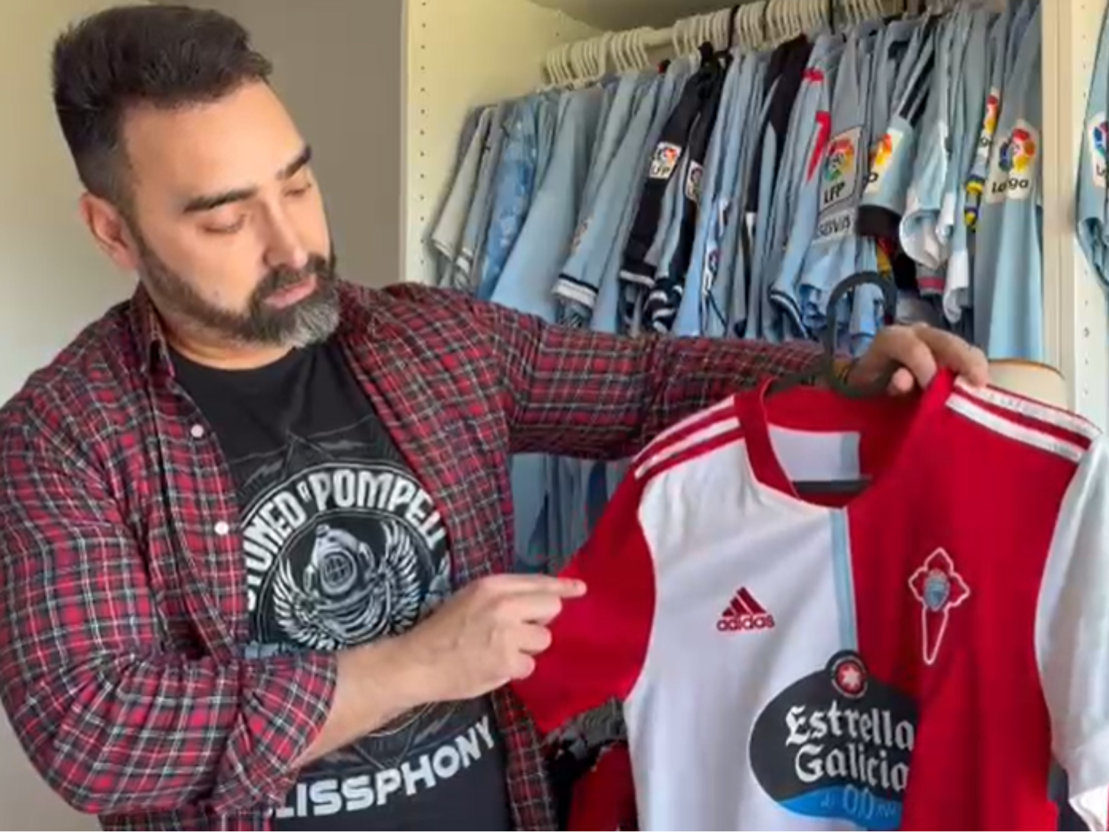 Miguel Caride con una camiseta Adidas del Celta