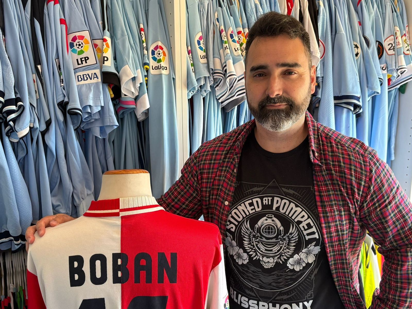 Miguel Caride con una camiseta de Boban