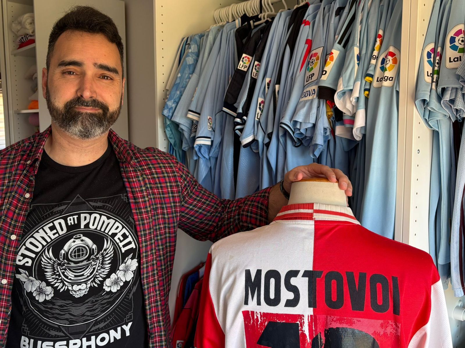 Miguel Caride con una camiseta de Mostovoi