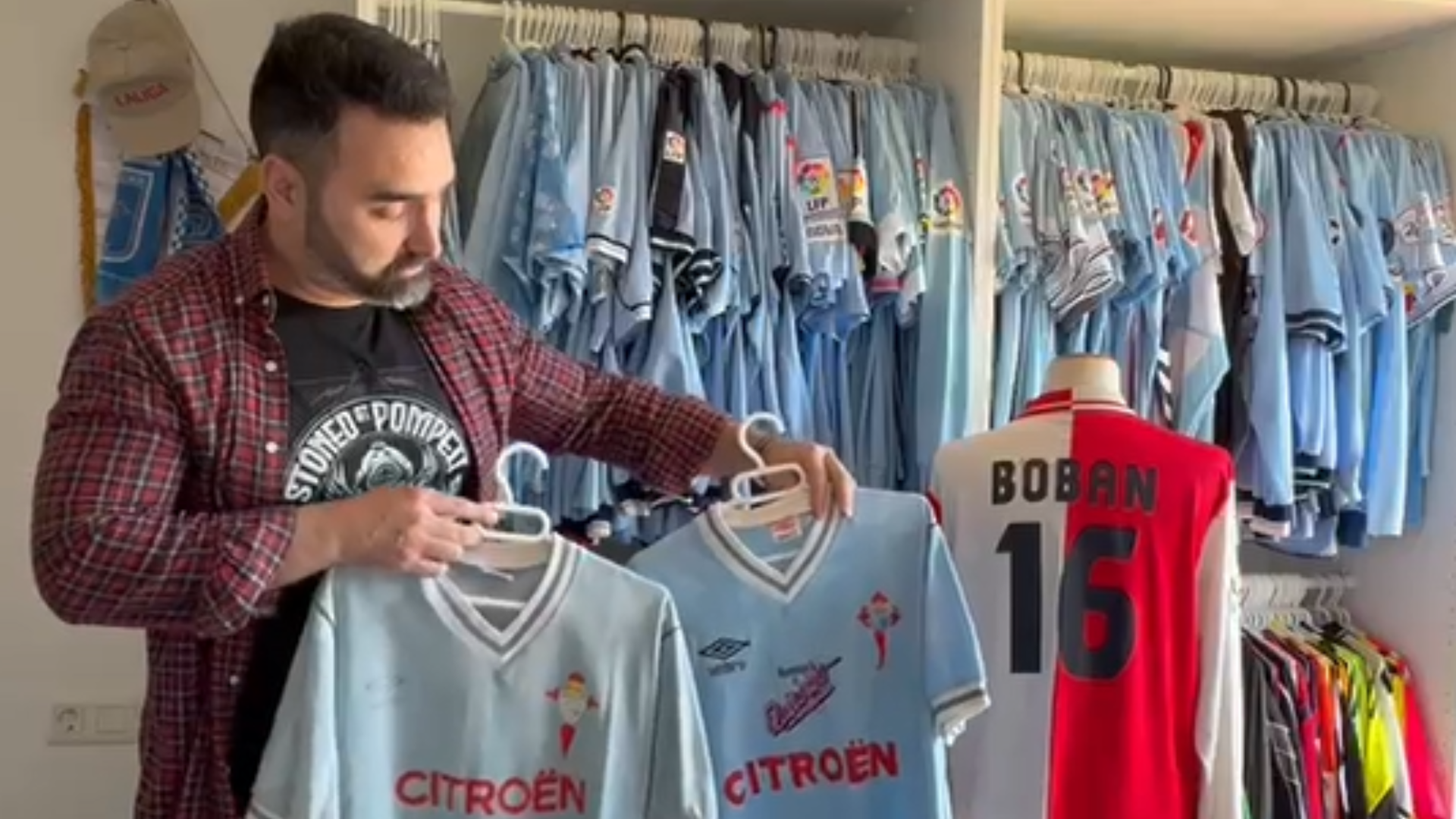 Miguel Caride muestra dos camisetas similares a las que lució Madonna Miguel Caride muestra dos camisetas similares a las que lució Madonna