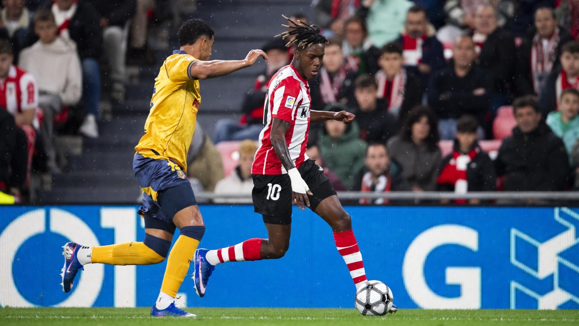 Nico Williams en acción ante el Villarreal en San Mamés