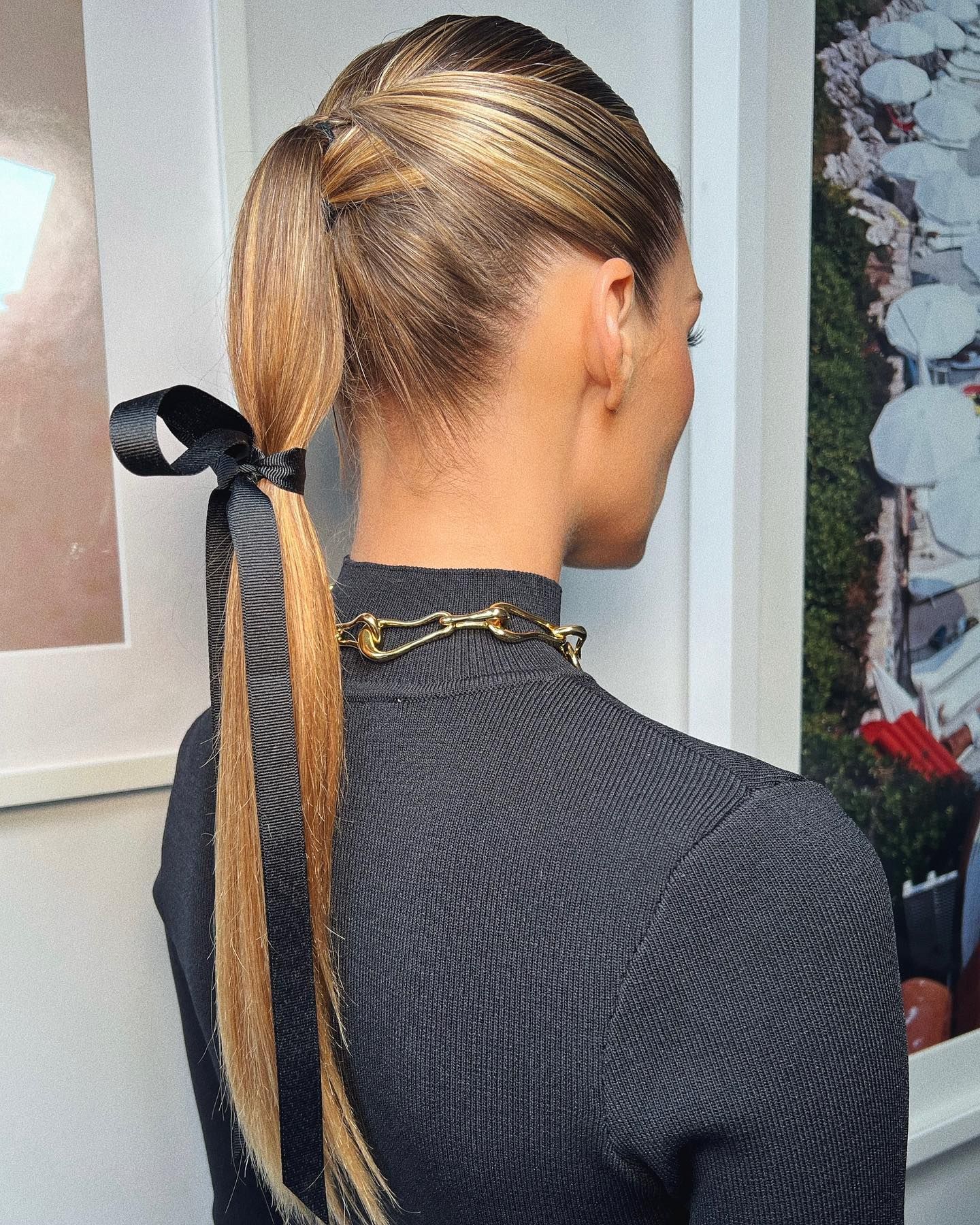 Olivia Palermo con una coleta con lazo realizada por @andrea_tiller