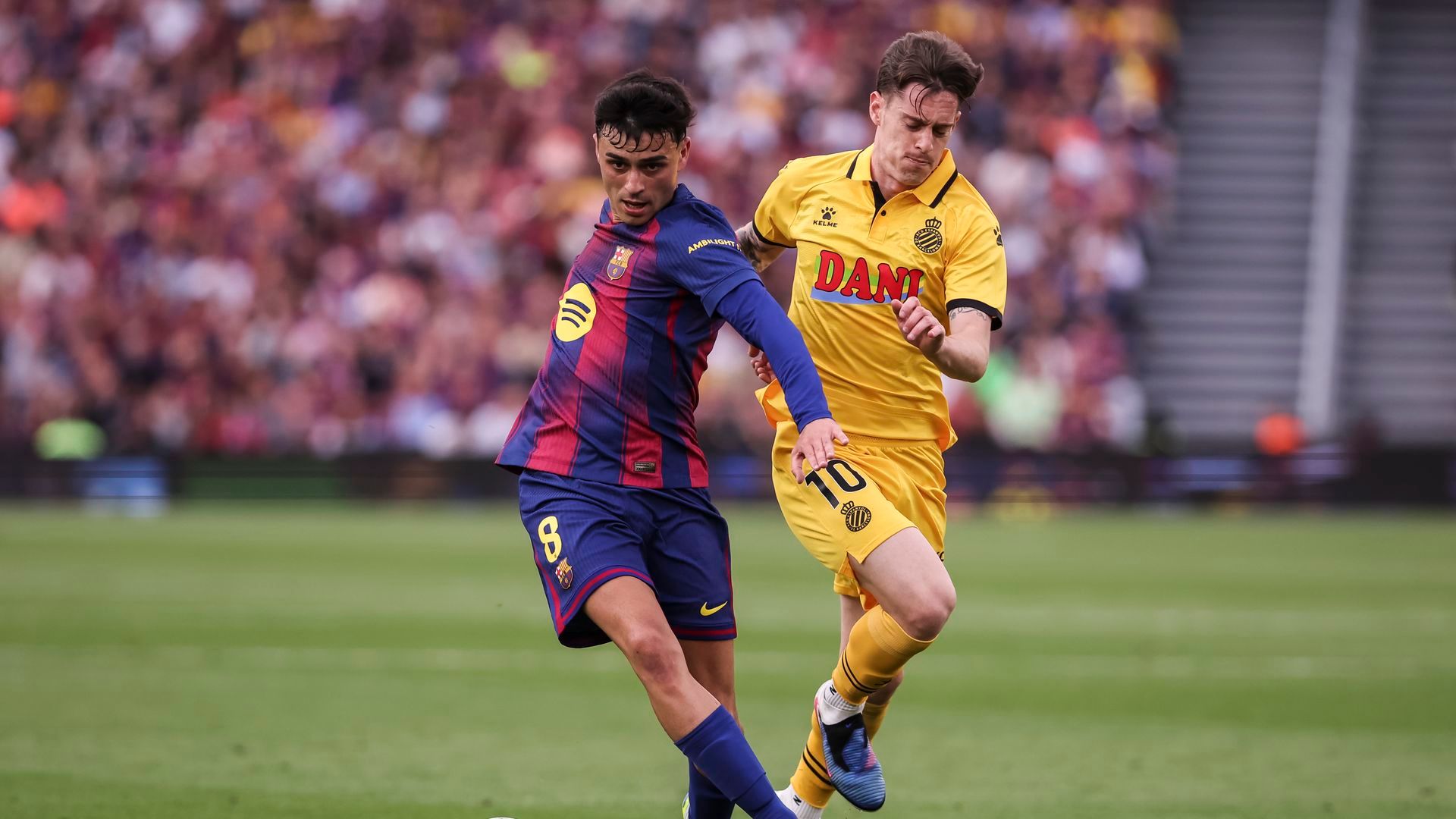 Pedri y Pol Lozano en el derbi de Barcelona