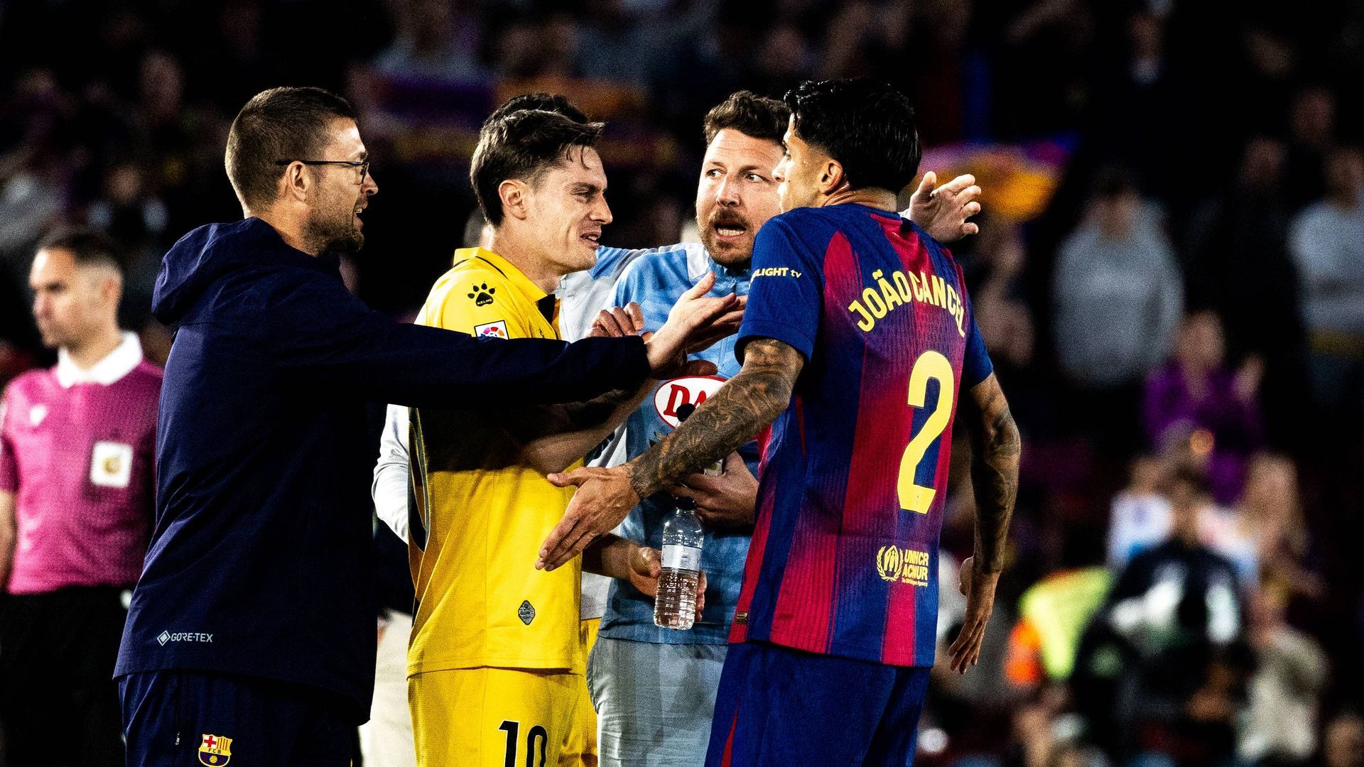 Pol Lozano discutiendo con Cancelo Pol Lozano discutiendo con Cancelo