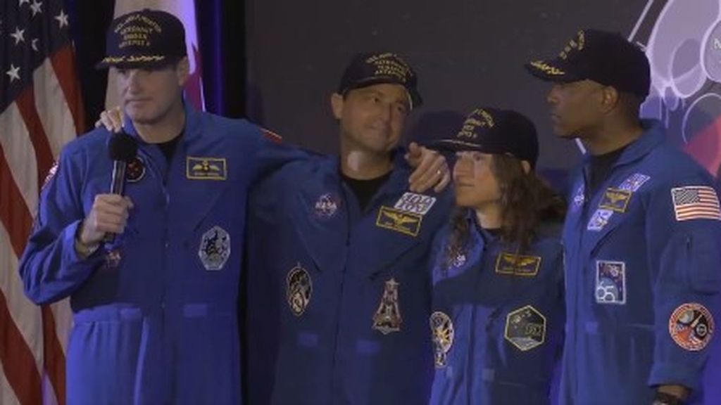 Emoción y agradecimiento en la bienvenida multitudinaria a los astronautas de Artemis II tras volver de la Luna: "Es algo especial ser humano"