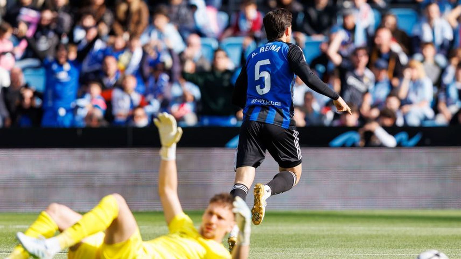 Reina celebra su gol al Celta